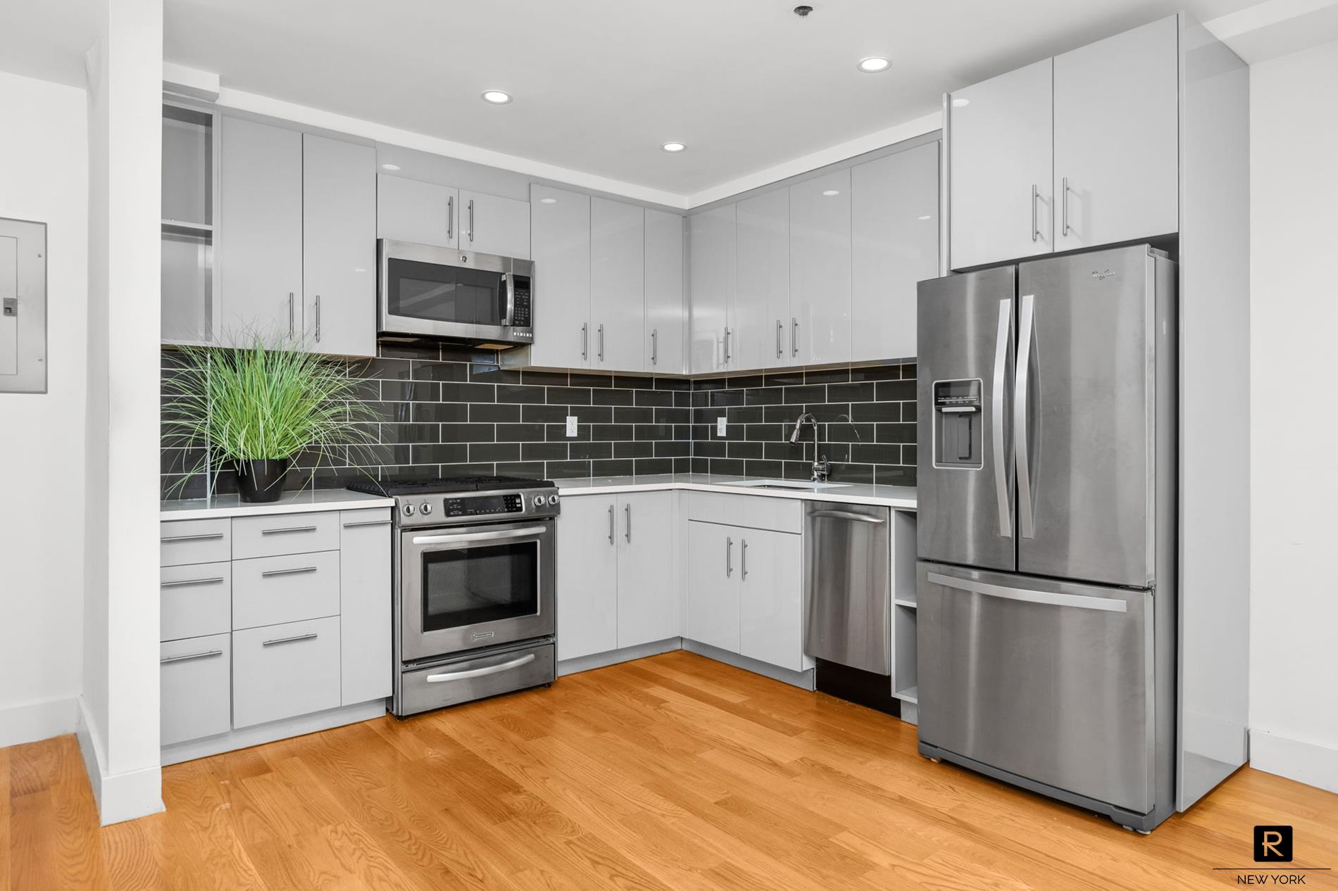 #4 photo, 63-34 Fresh Pond Road, クイーンズ区 Ridgewood , NY 11385