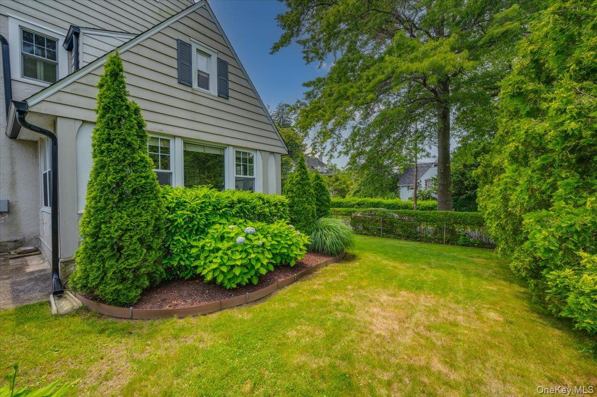 #13 photo, 400 Manor Ridge Road, Pelham , NY 10803