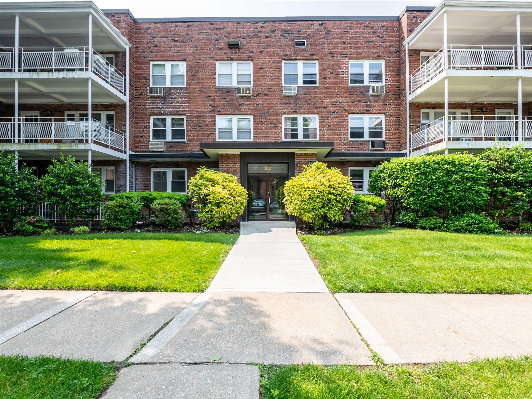 #11 photo, 20 Hillpark, Great Neck , NY 11021