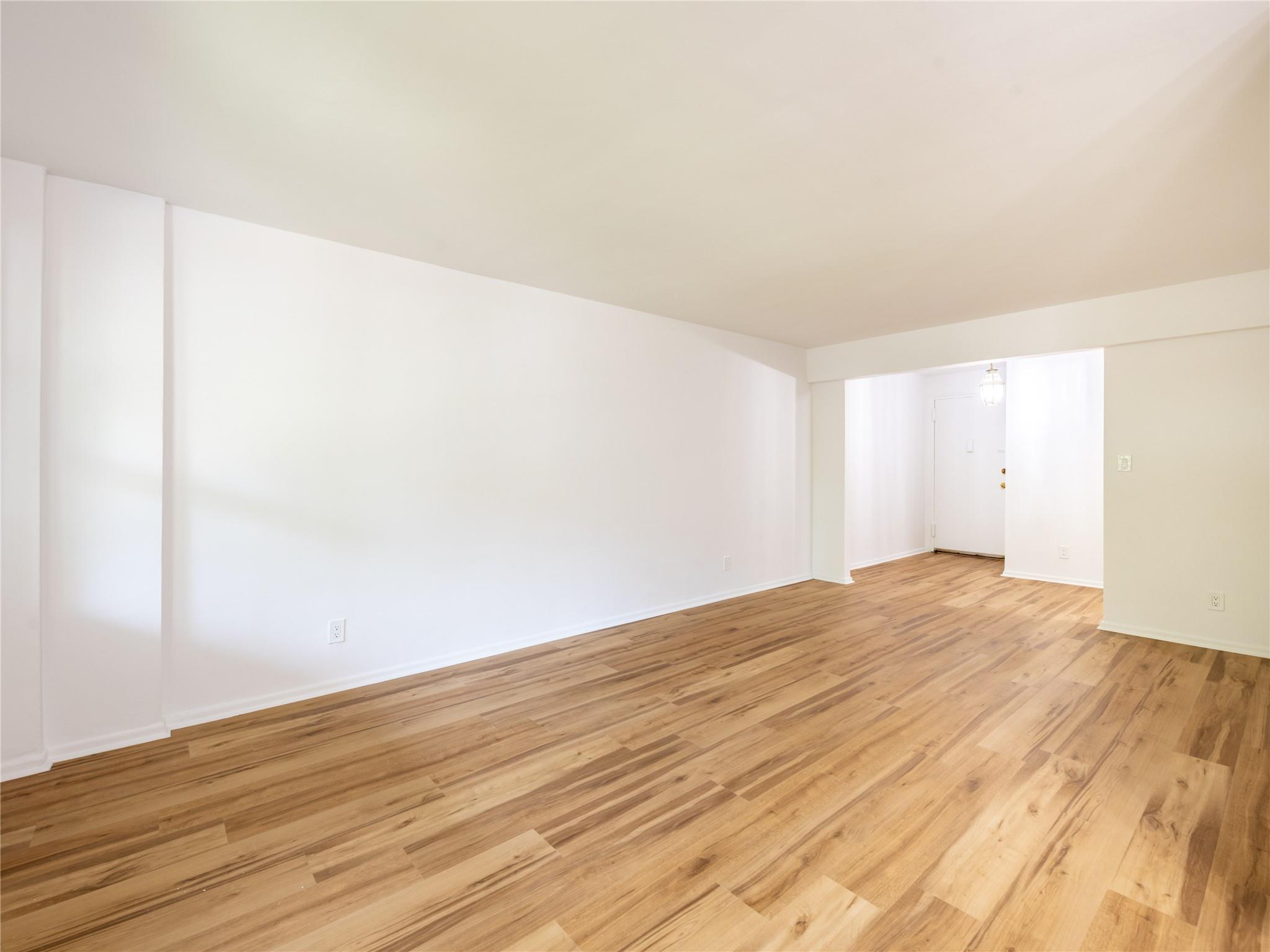 #17 photo, 20 Hillpark, Great Neck , NY 11021