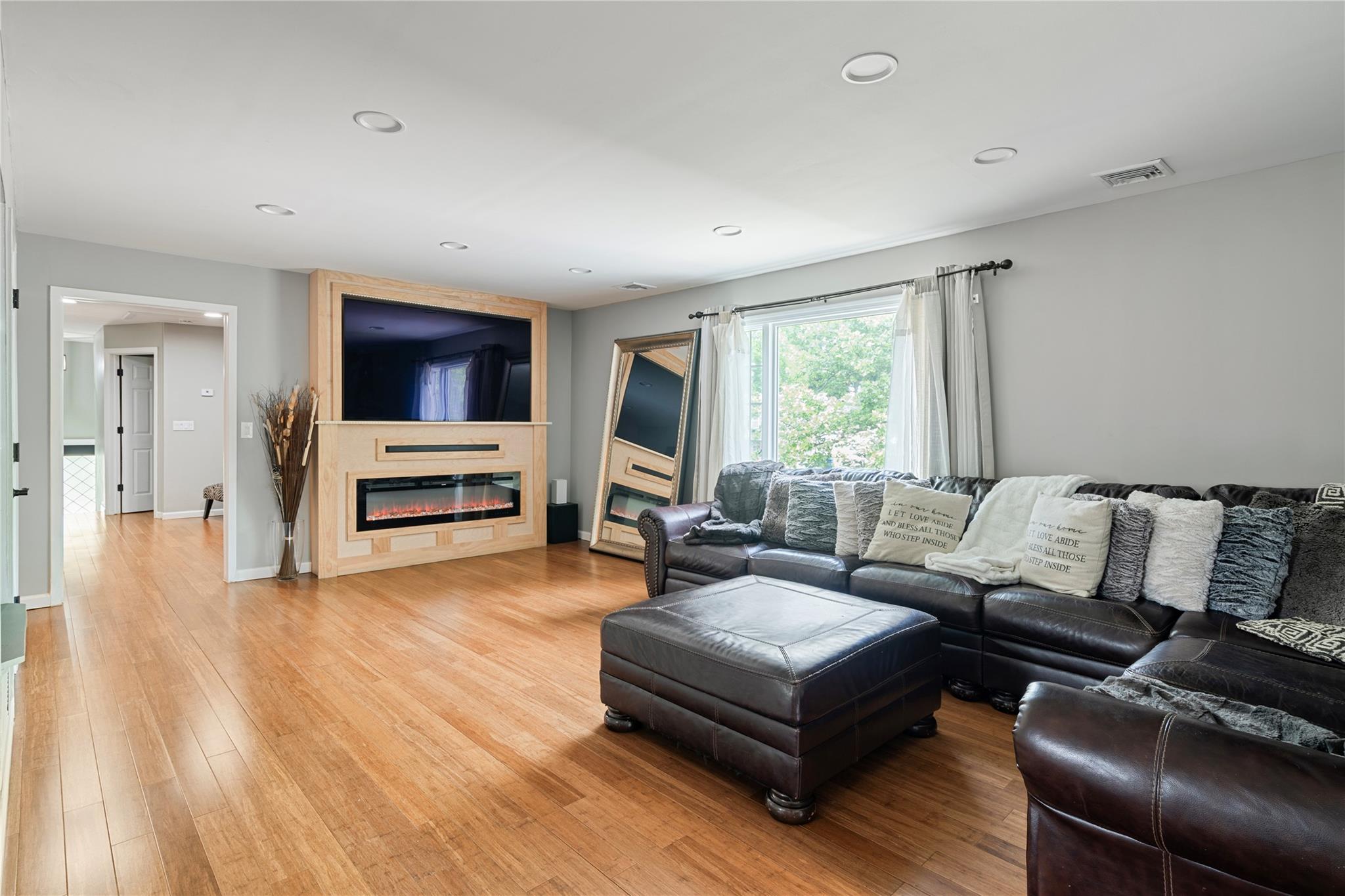 #8 photo, 22 Pomper Drive, サフォーク郡 East Northport , NY 11731