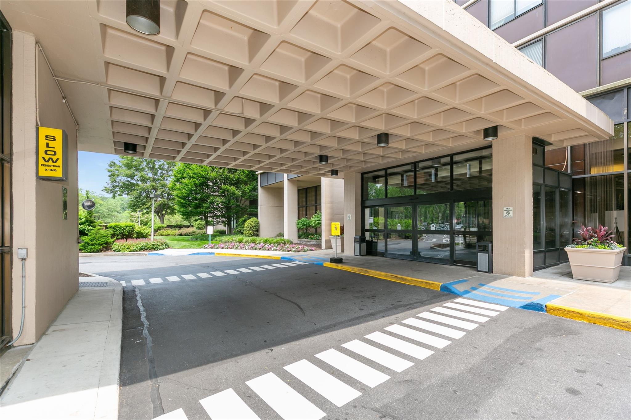 #3 photo, 271-10 Grand Central Parkway, クイーンズ区 Floral Park , NY 11005