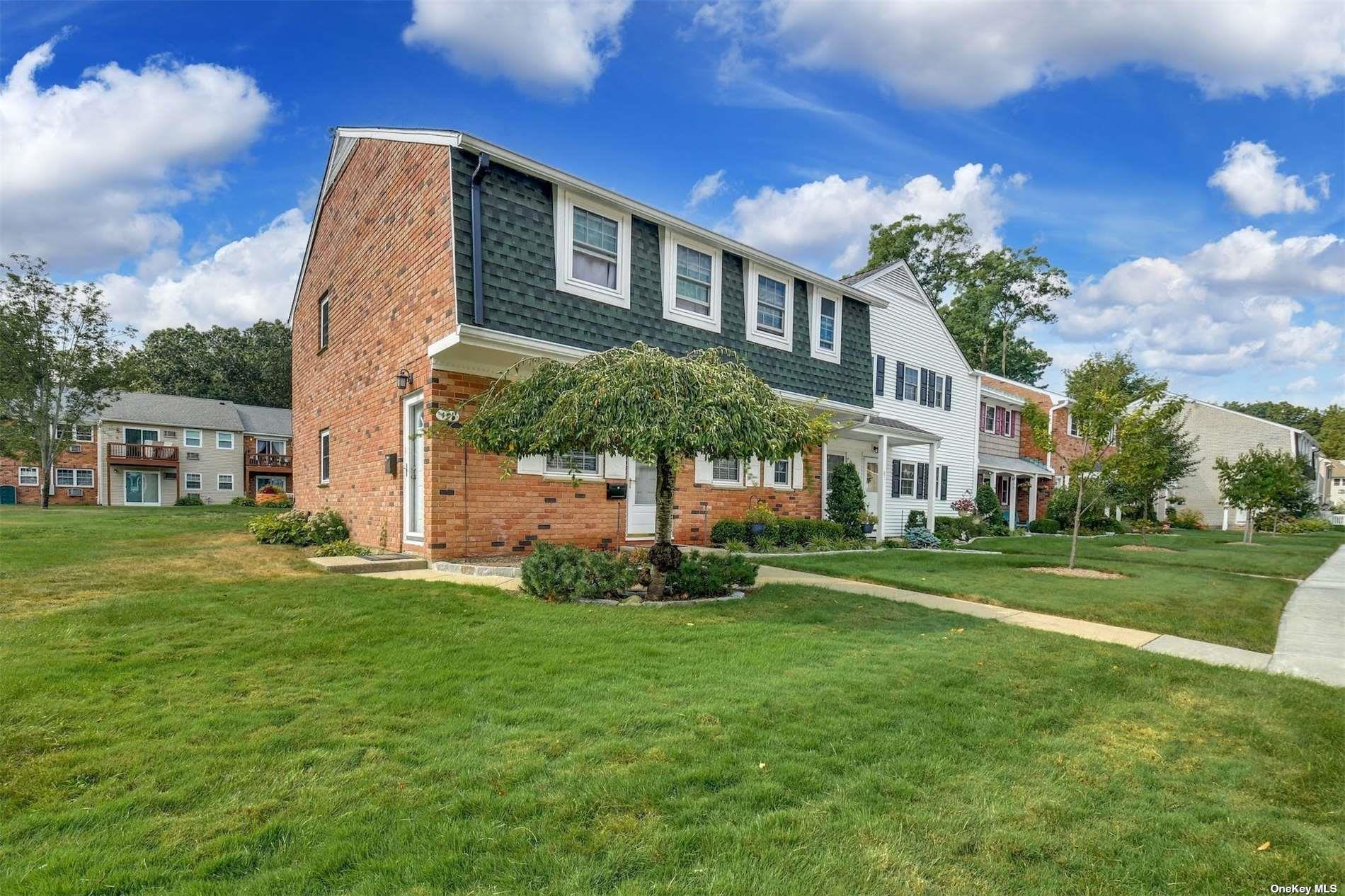 #1 photo, 451 Village Drive, サフォーク郡 Hauppauge , NY 11788