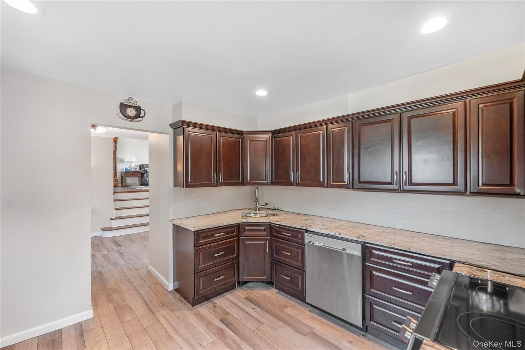 #10 photo, 360 Locust Avenue, サフォーク郡 Oakdale , NY 11769