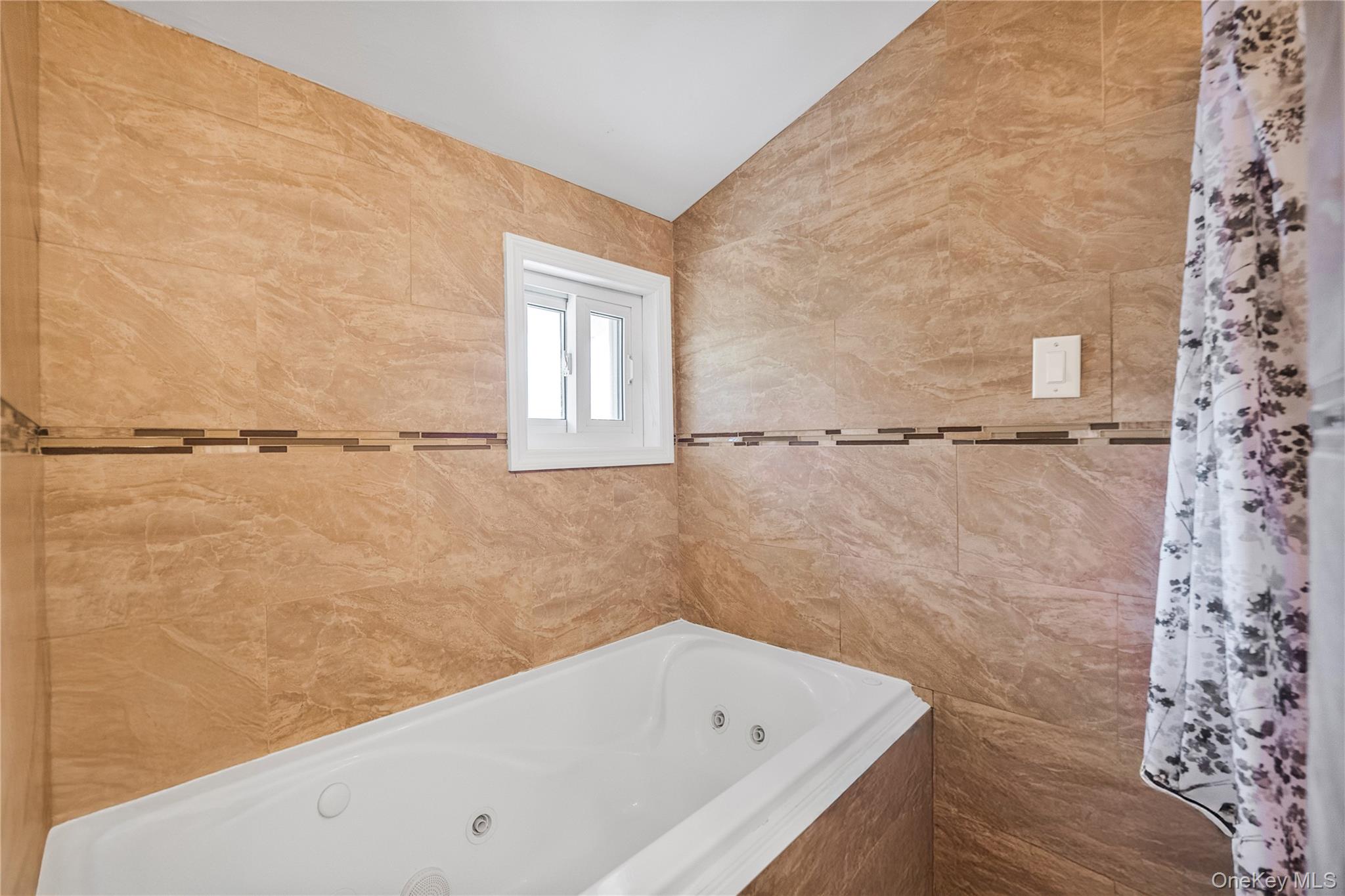 #13 photo, 360 Locust Avenue, サフォーク郡 Oakdale , NY 11769