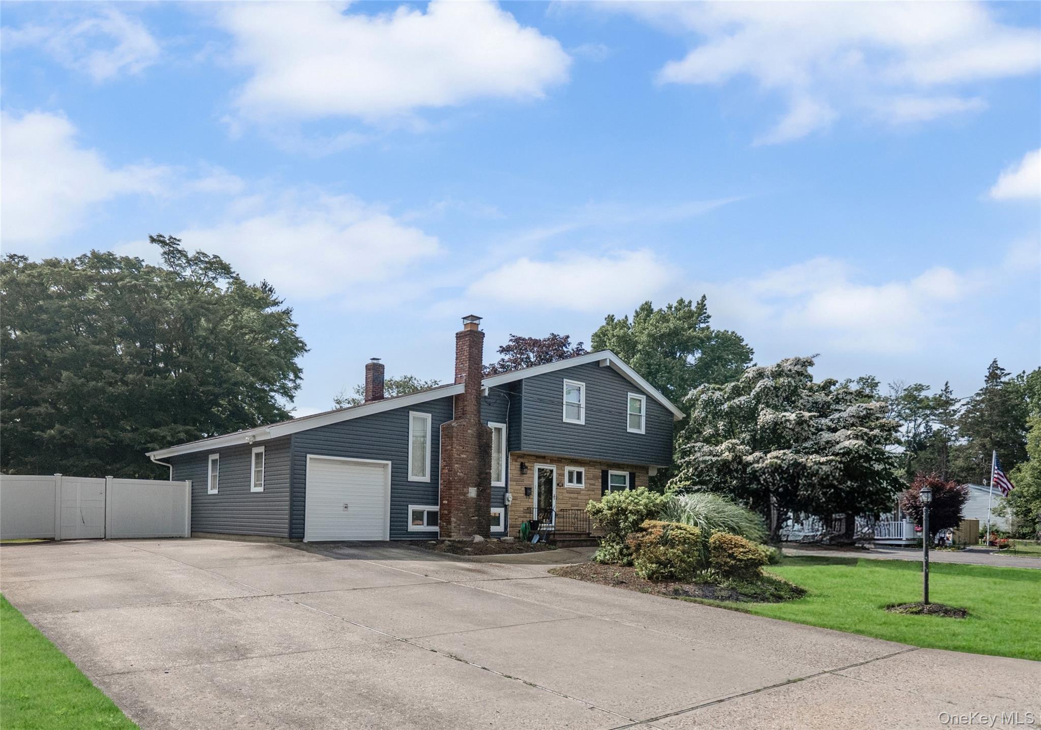 #3 photo, 360 Locust Avenue, サフォーク郡 Oakdale , NY 11769