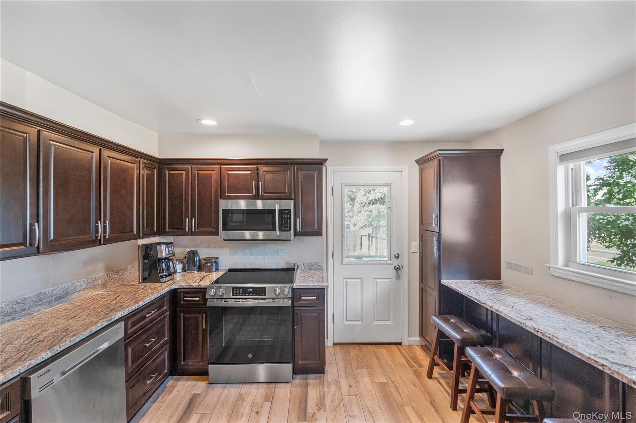 #8 photo, 360 Locust Avenue, サフォーク郡 Oakdale , NY 11769