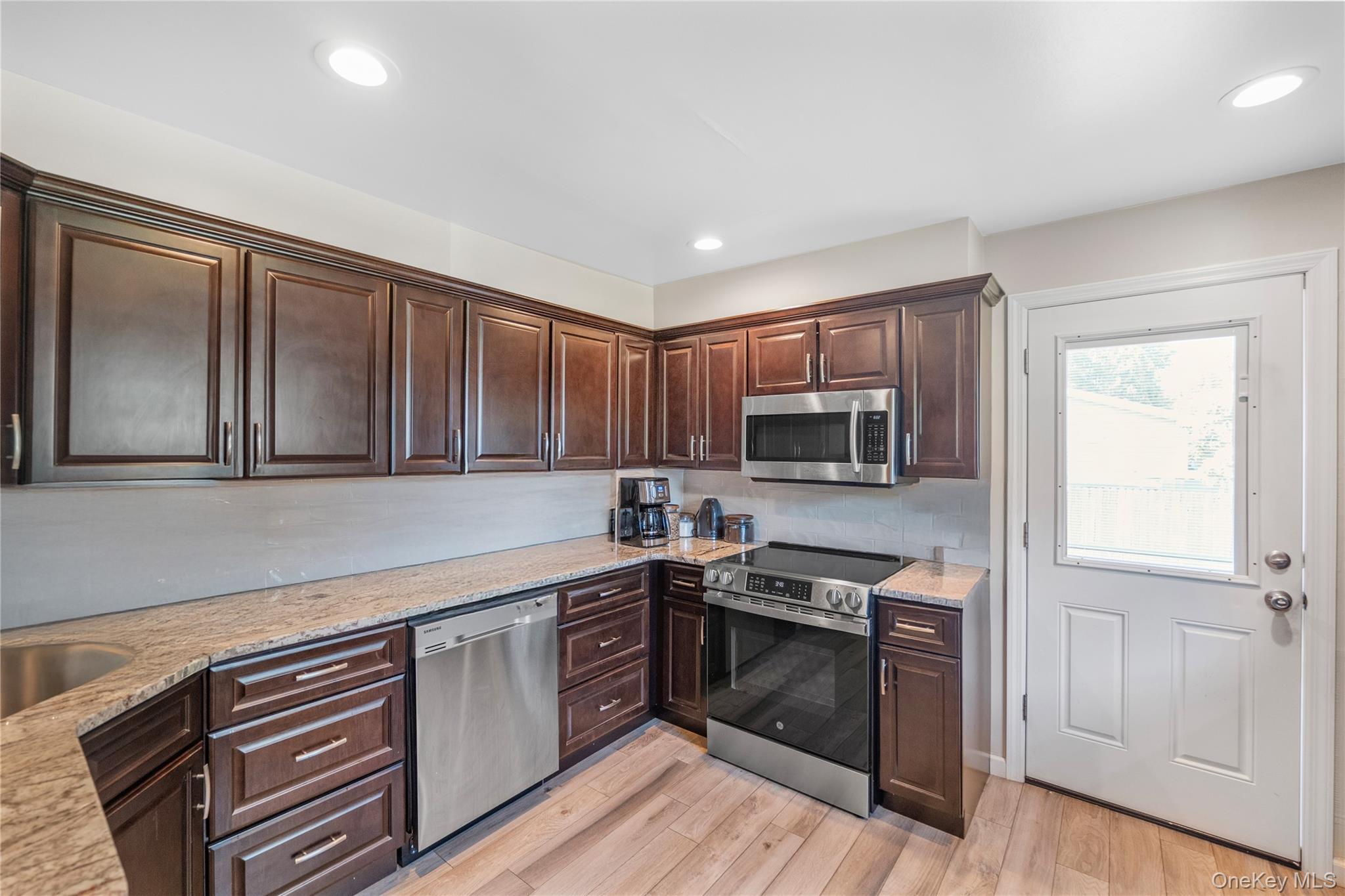 #9 photo, 360 Locust Avenue, サフォーク郡 Oakdale , NY 11769