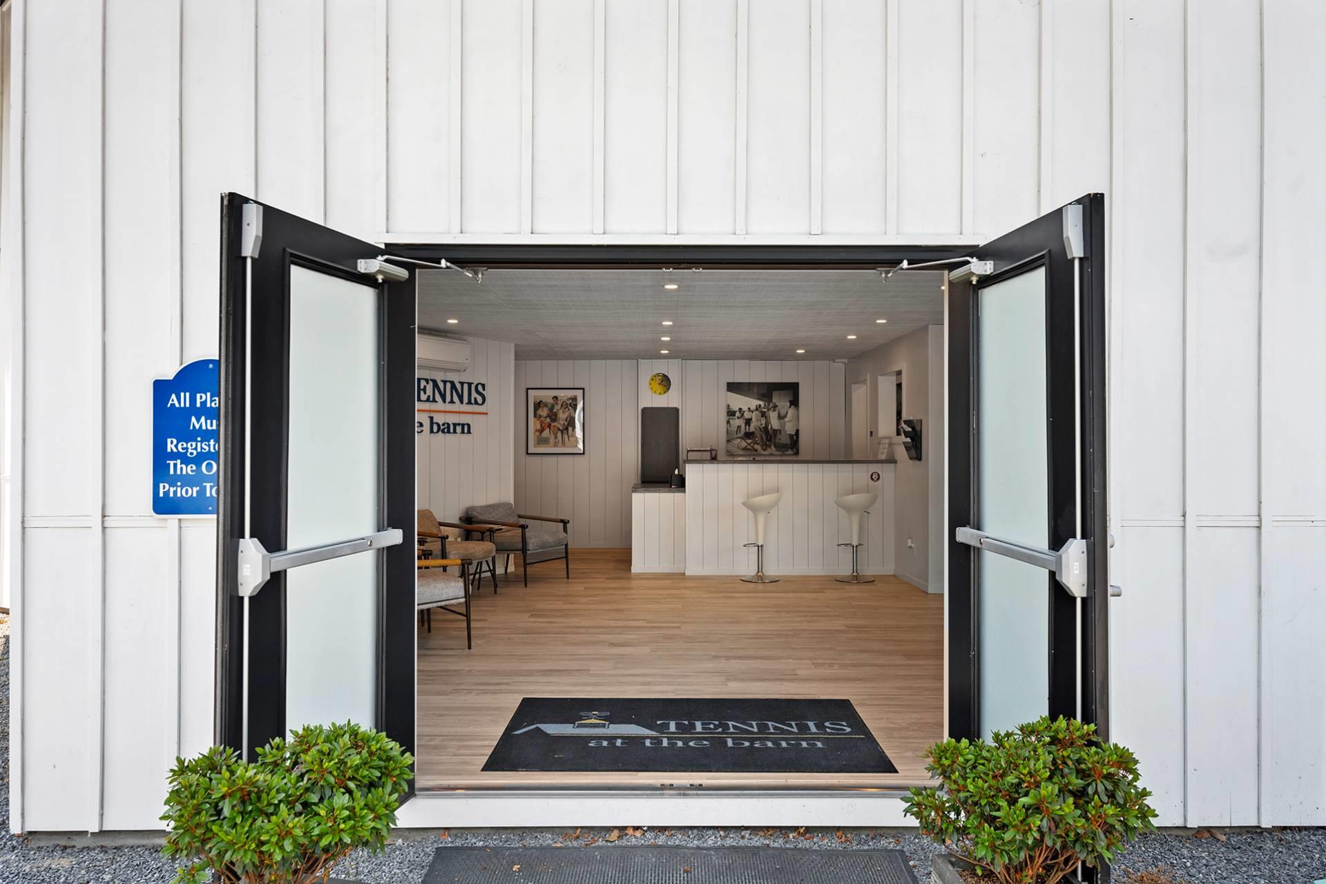 #1 photo, 142 Montauk Highway, سوفولك Westhampton , NY 11977