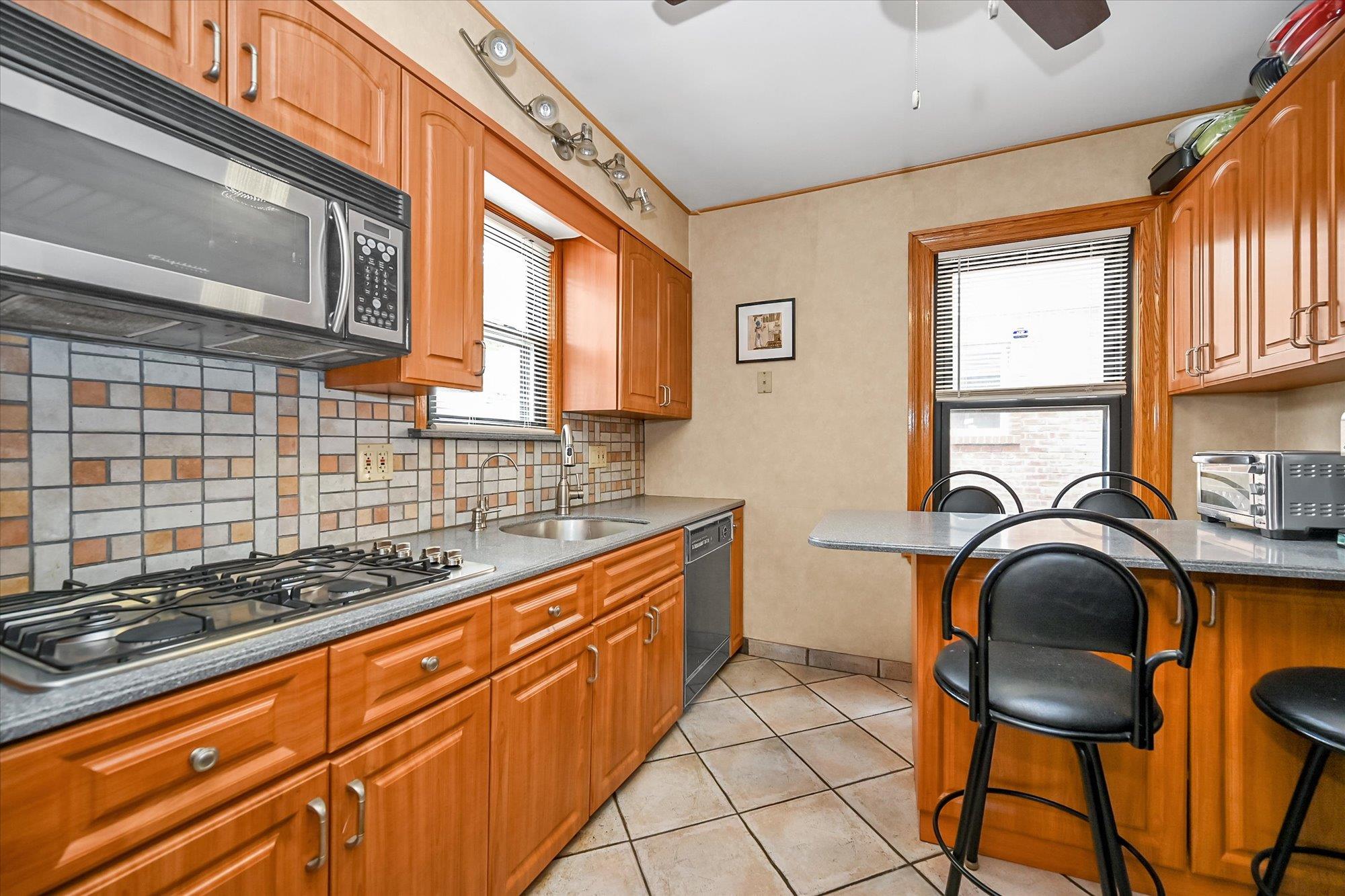 #4 photo, 33-50 210 Street, 皇后區 貝塞 Bayside , NY 11361