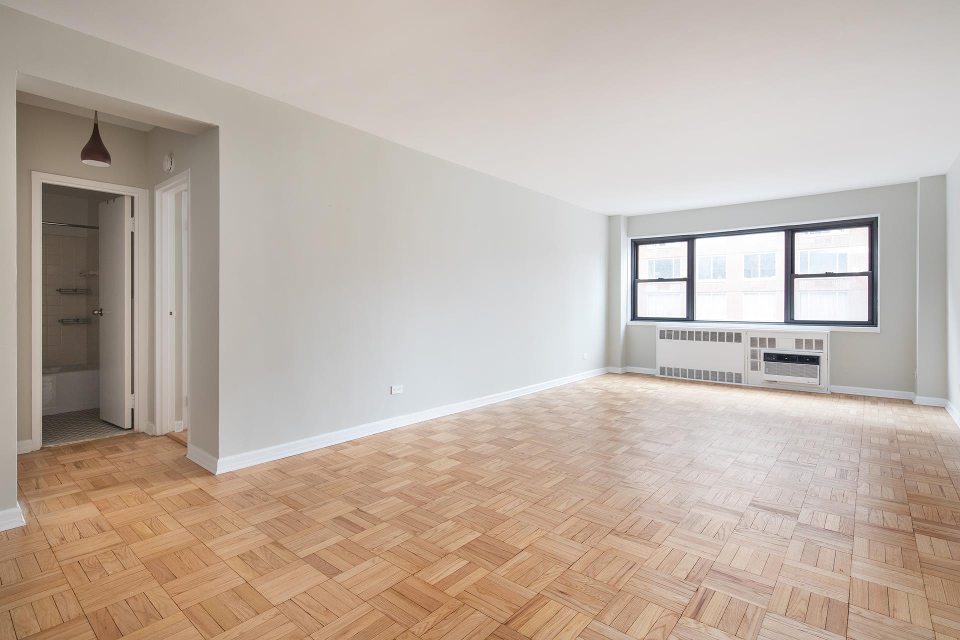 #3 photo, 305 E 72ND Street, マンハッタン Lenox Hill , NY 10021