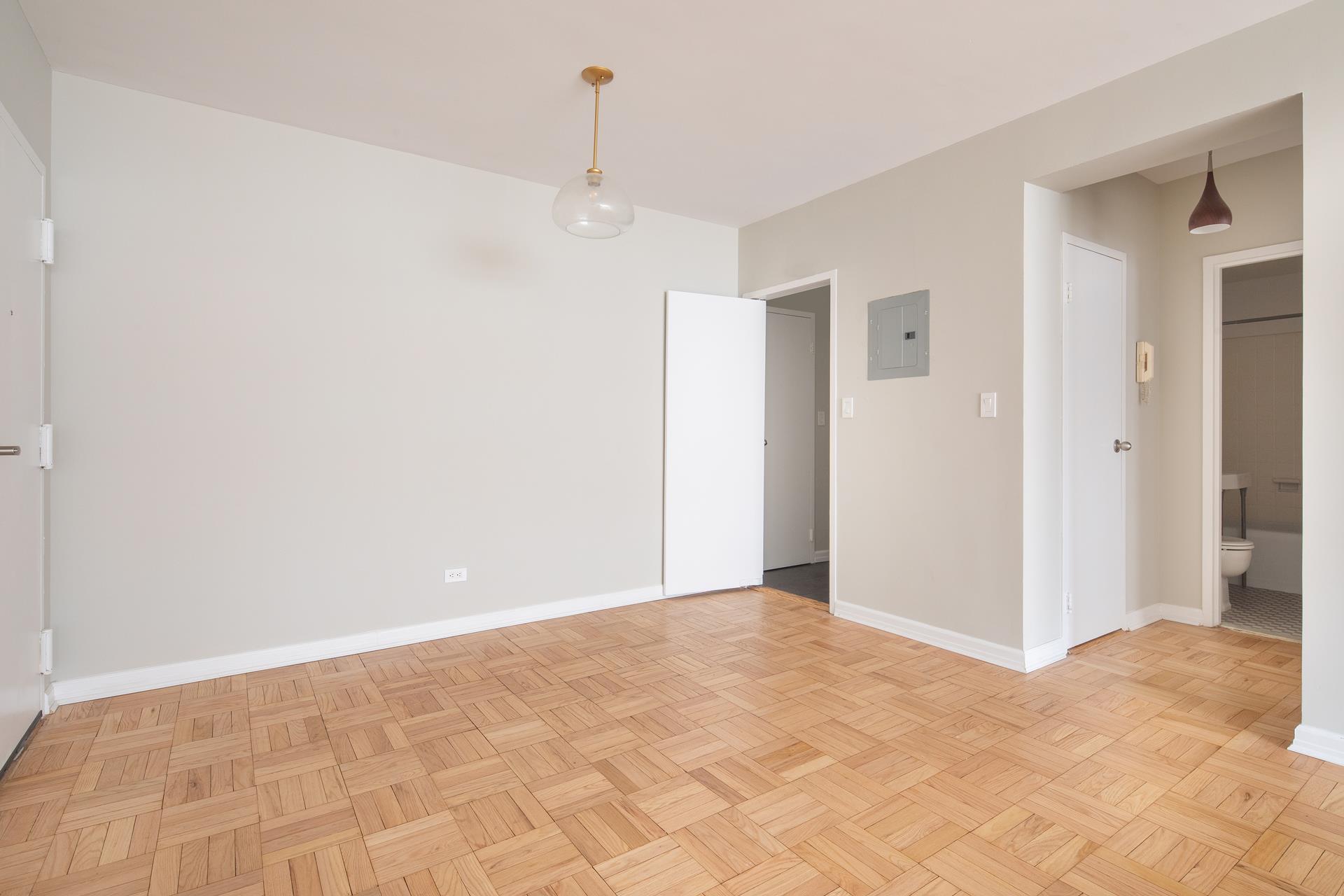 #5 photo, 305 E 72ND Street, マンハッタン Lenox Hill , NY 10021