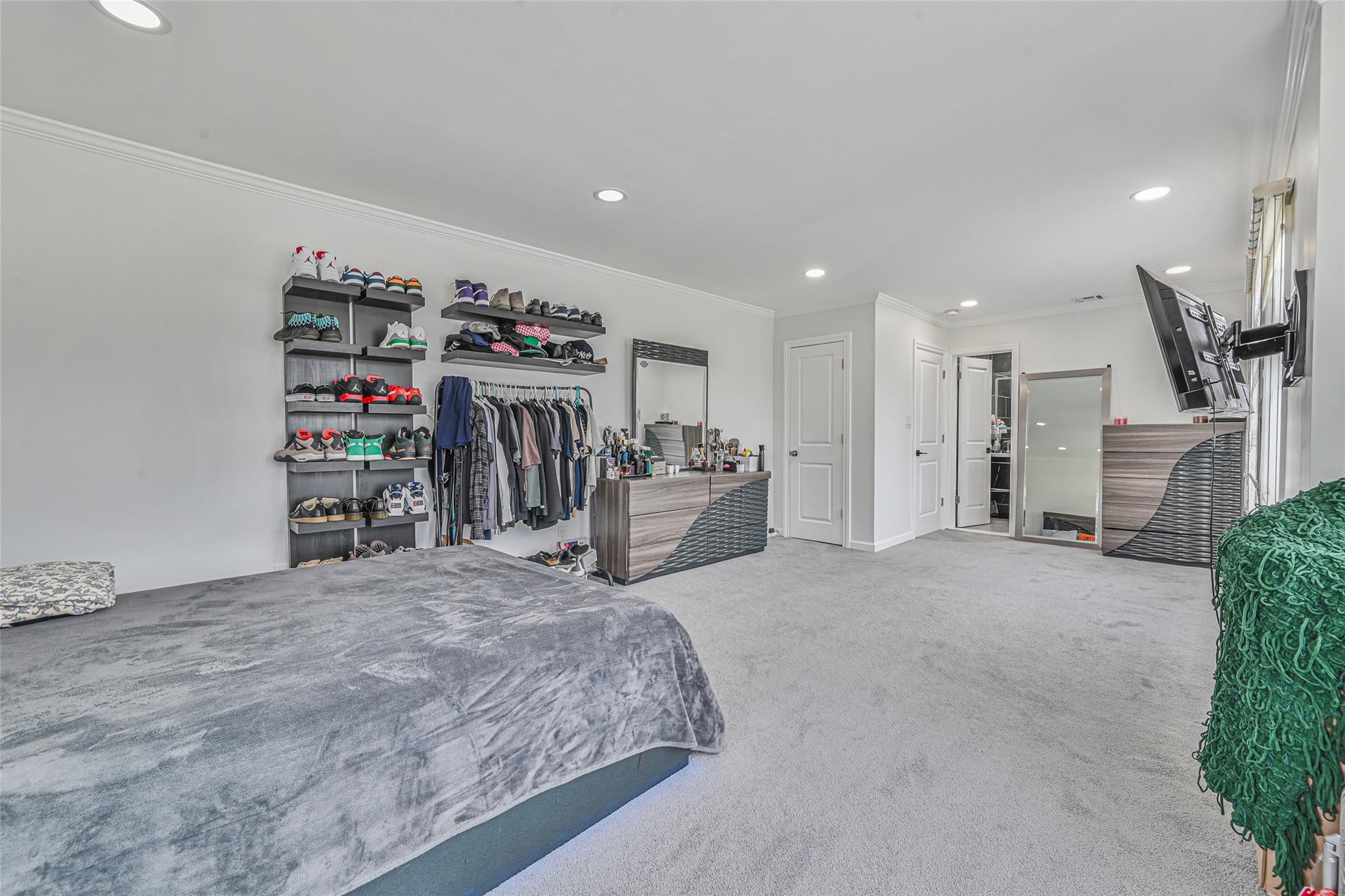 #18 photo, 86 S Cabot Lane, Westbury , NY 11590