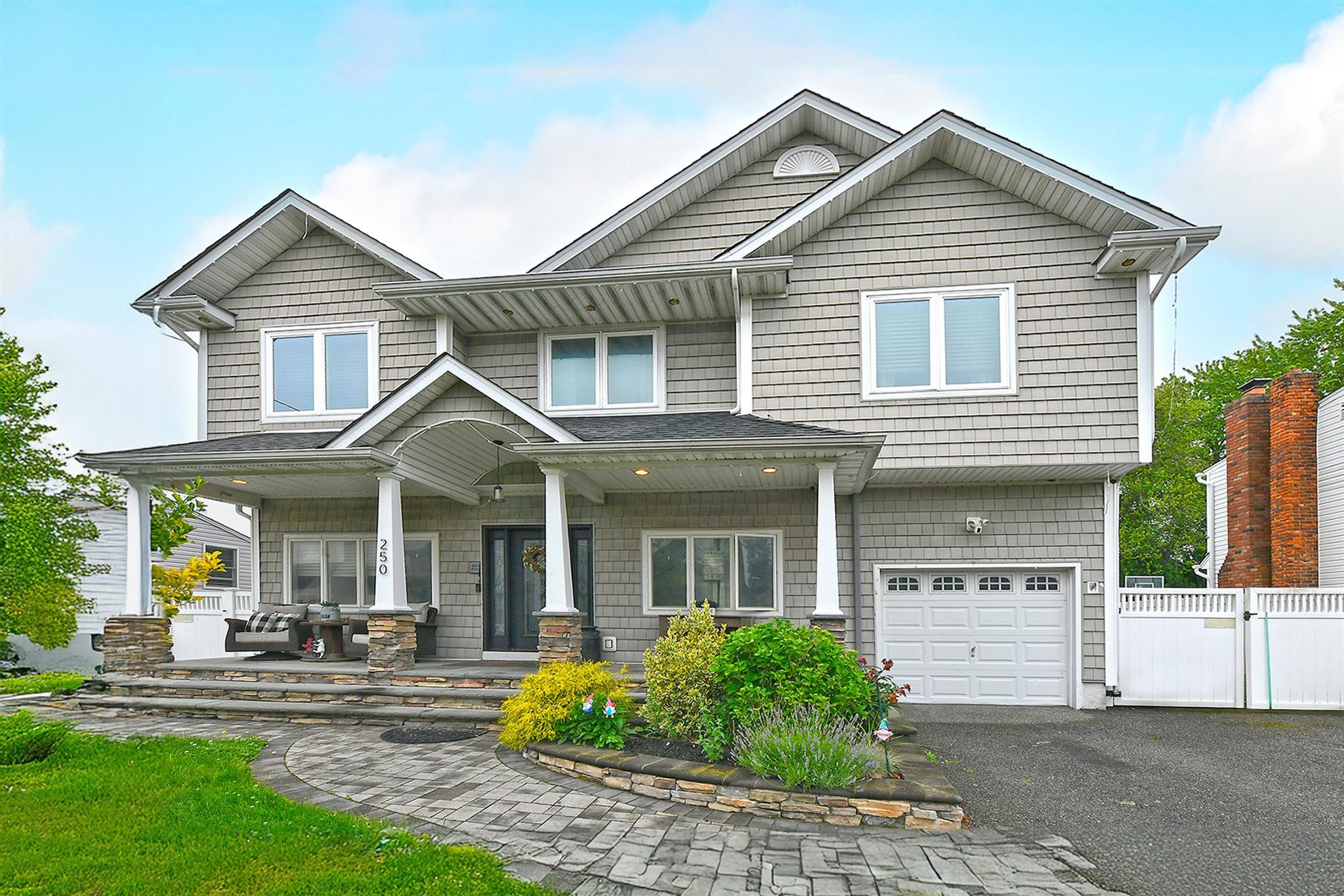 #1 photo, 250 33rd Street, 東長島 Lindenhurst , NY 11757