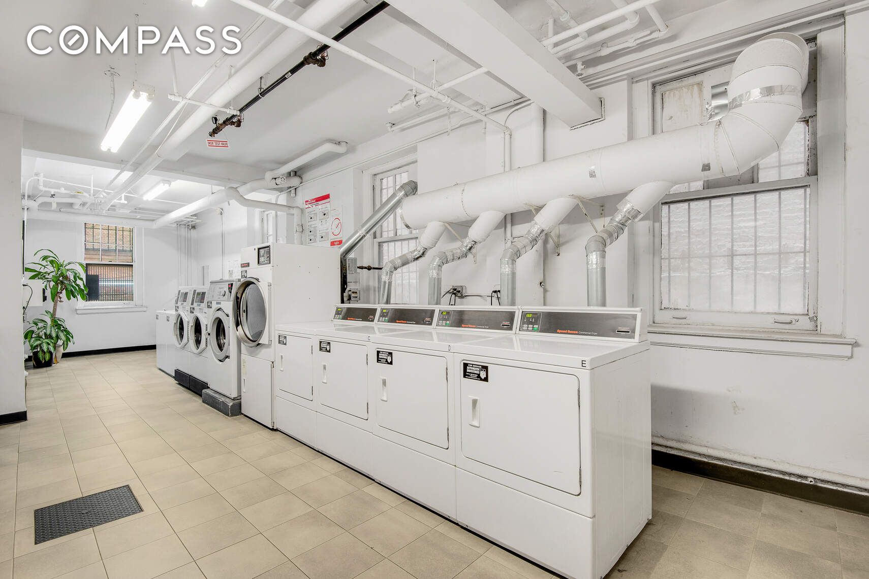 #12 photo, 11 W 69th Street, マンハッタン Upper West Side , NY 10023