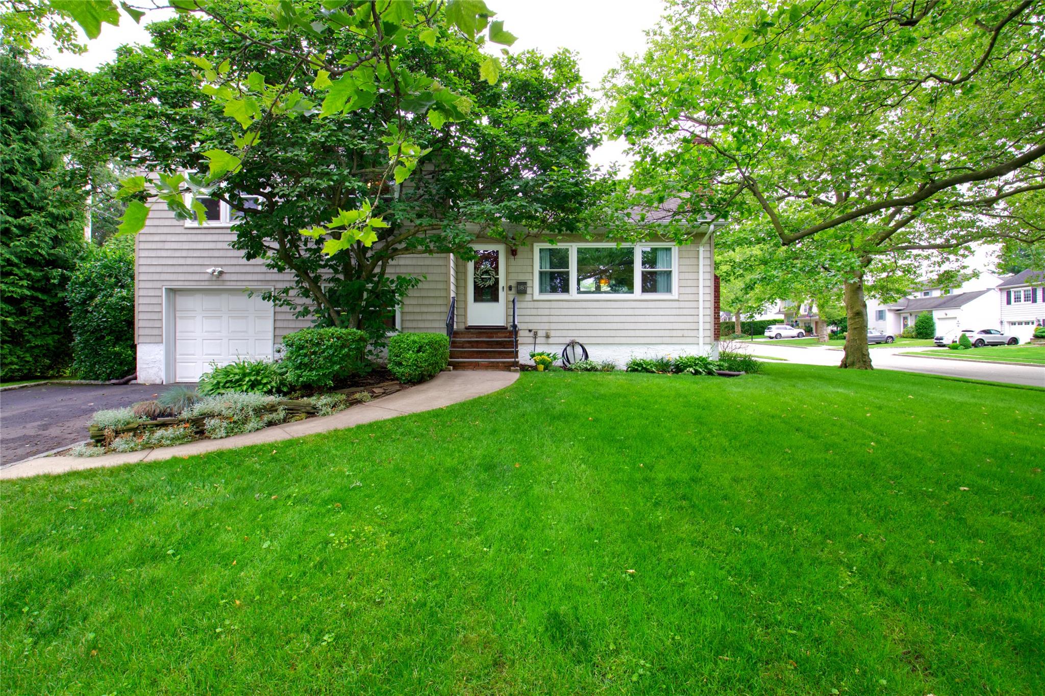 #1 photo, 187 Tanners Pond Road, Garden City , NY 11530