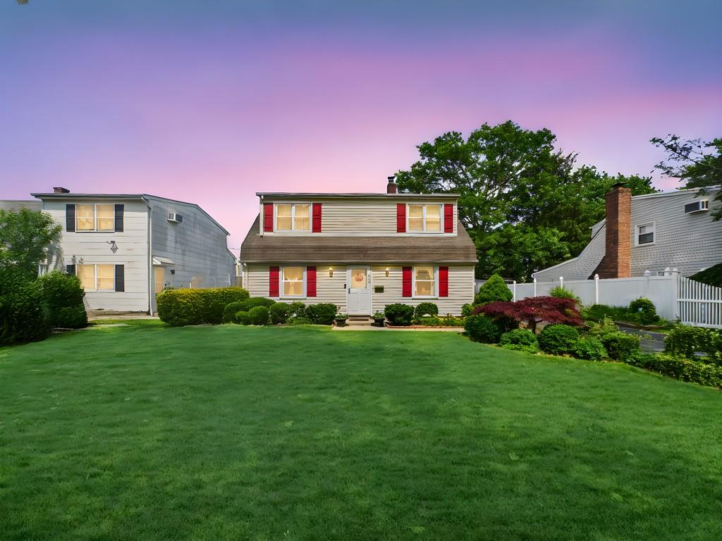 #1 photo, 335 Loring Road, ناسو Levittown , NY 11756