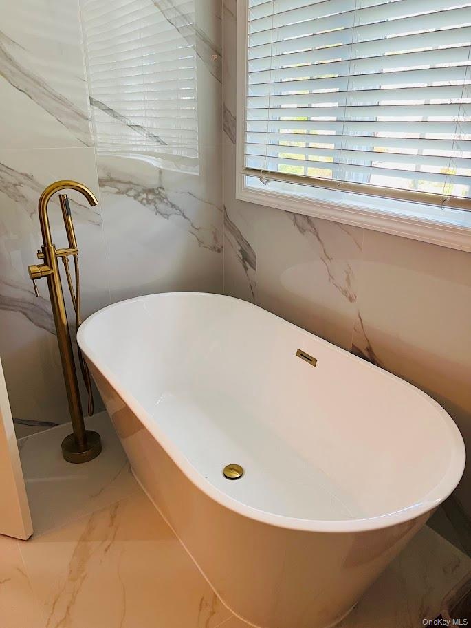 #14 photo, 18 Sherwood Lane, Roslyn Heights , NY 11577