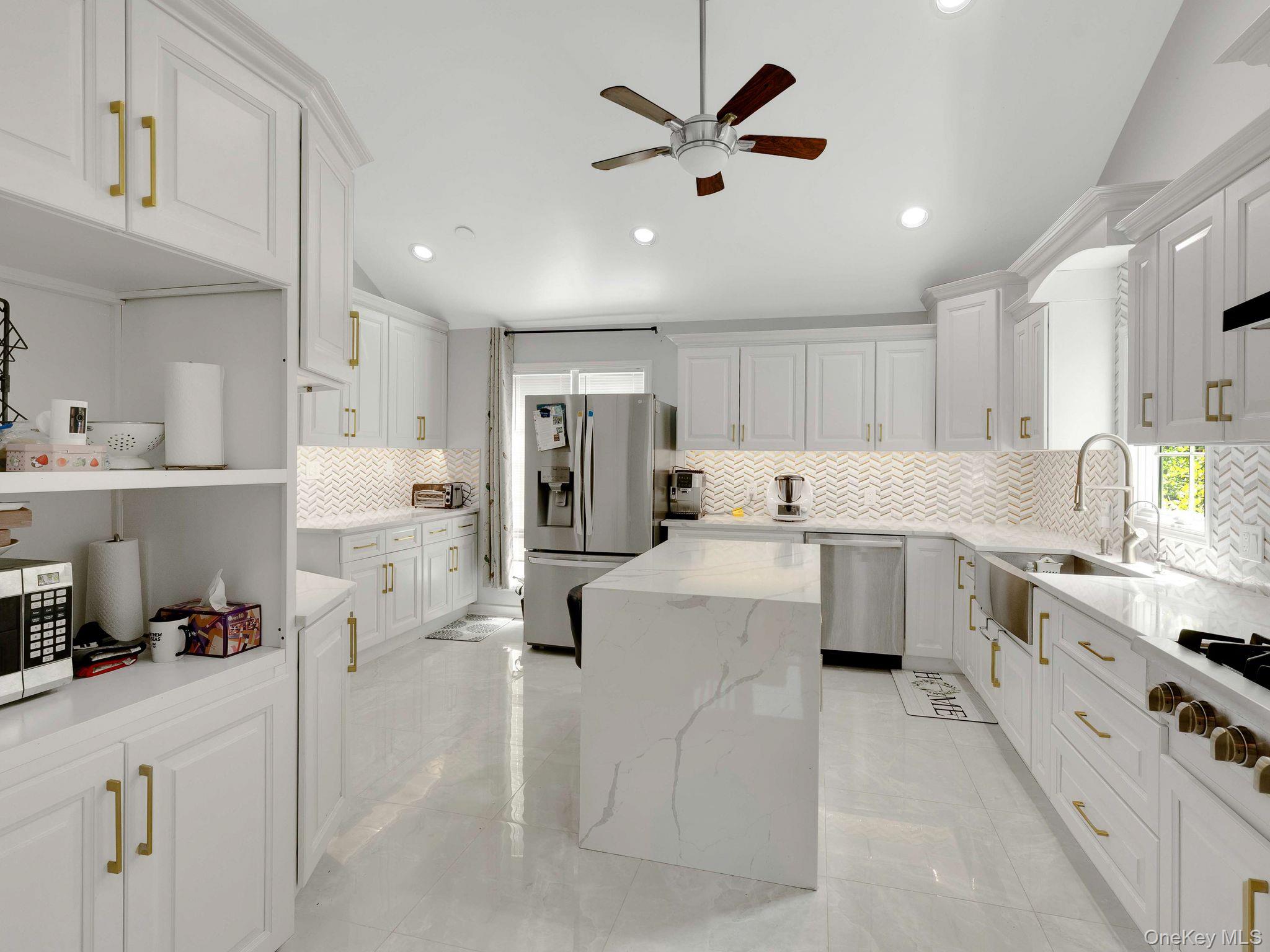 #4 photo, 18 Sherwood Lane, Roslyn Heights , NY 11577