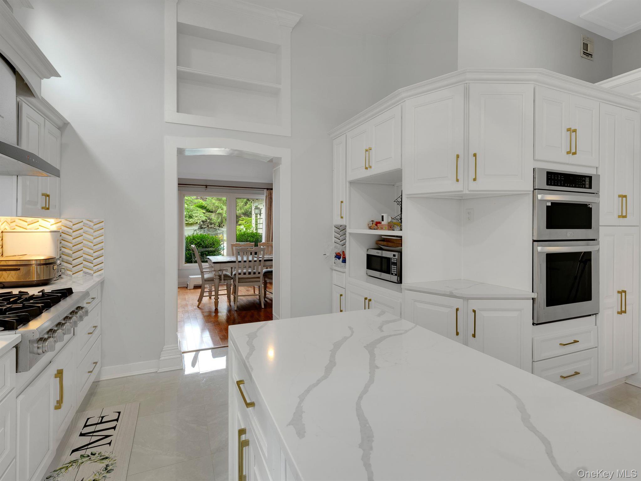 #6 photo, 18 Sherwood Lane, Roslyn Heights , NY 11577