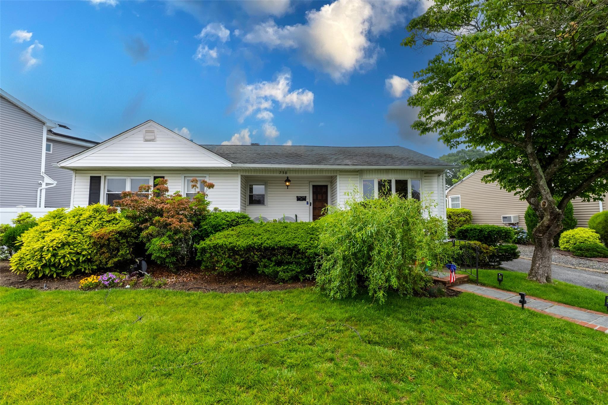 #1 photo, 738 Carlyle Avenue, ناسو Franklin Square , NY 11010