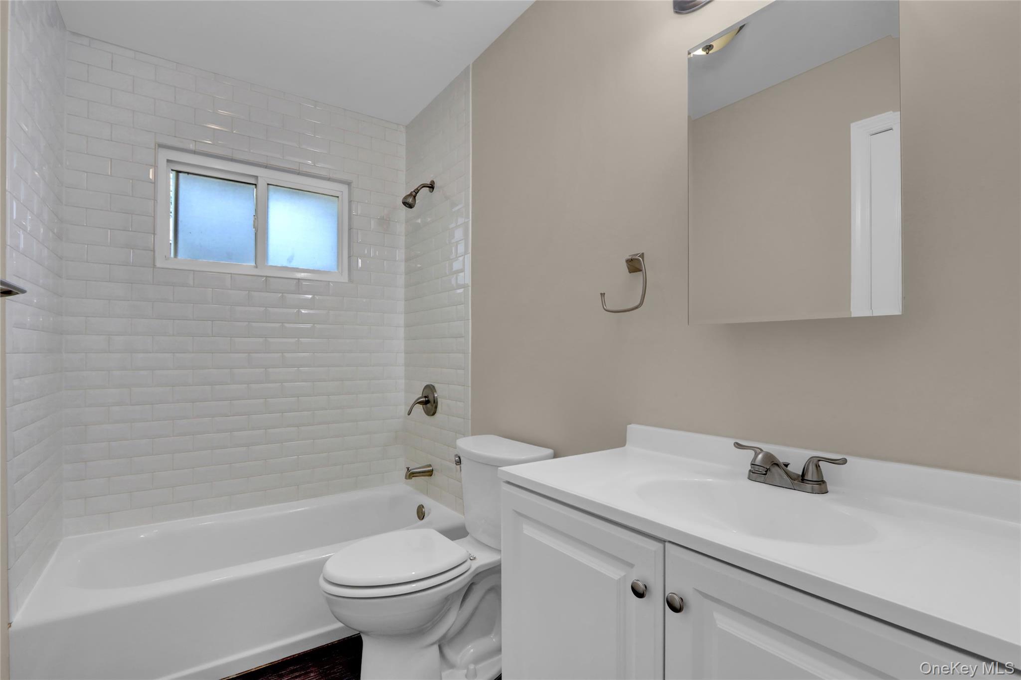 #13 photo, 96 Biltmore Drive, サフォーク郡 Mastic Beach , NY 11951