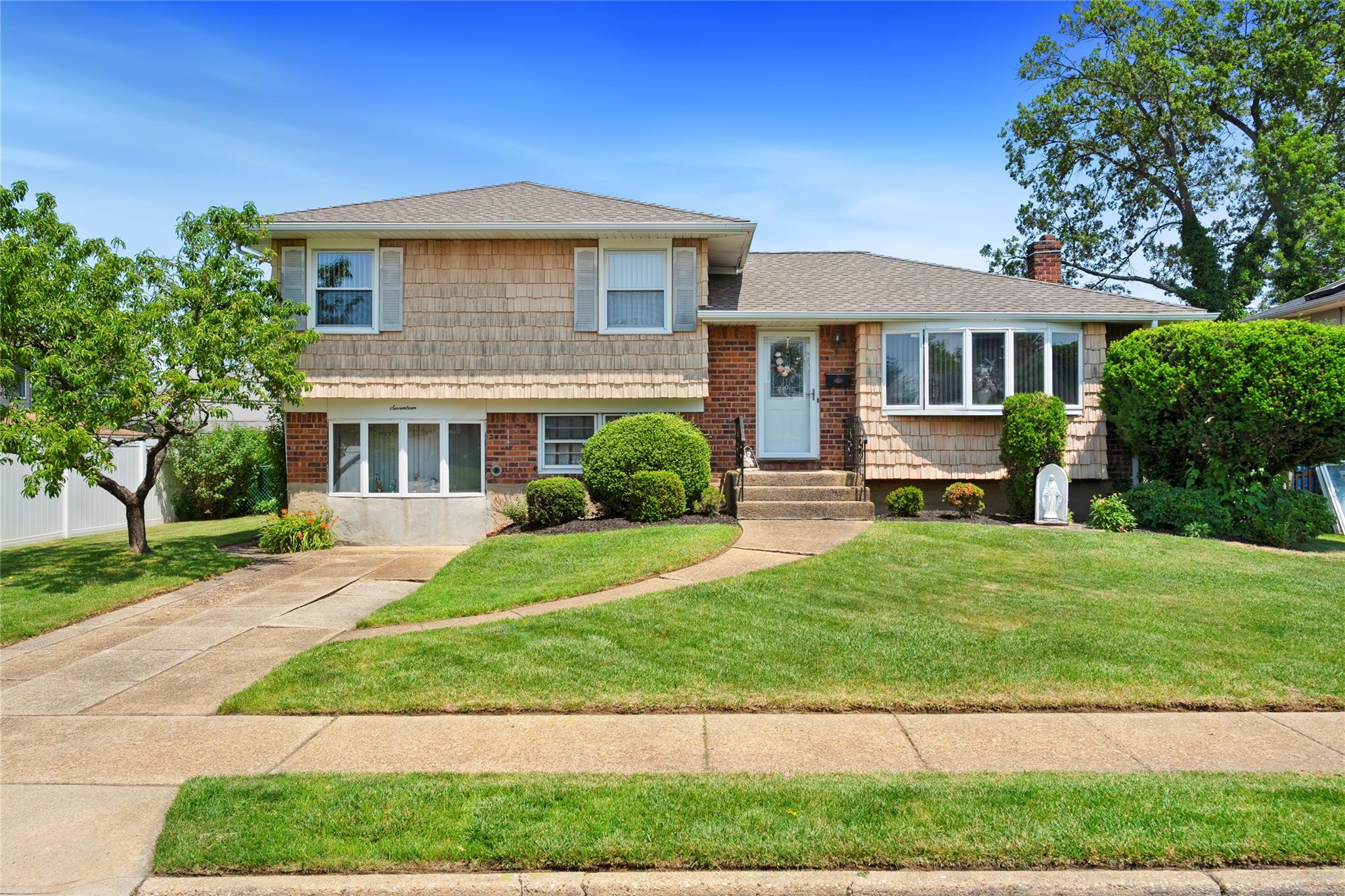 #1 photo, 17 Damin Drive, ناسو South Farmingdale , NY 11735