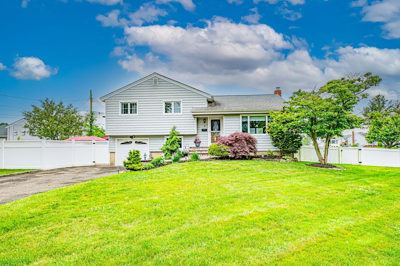 #1 photo, 6 Chatham Court, ناسو Hicksville , NY 11801