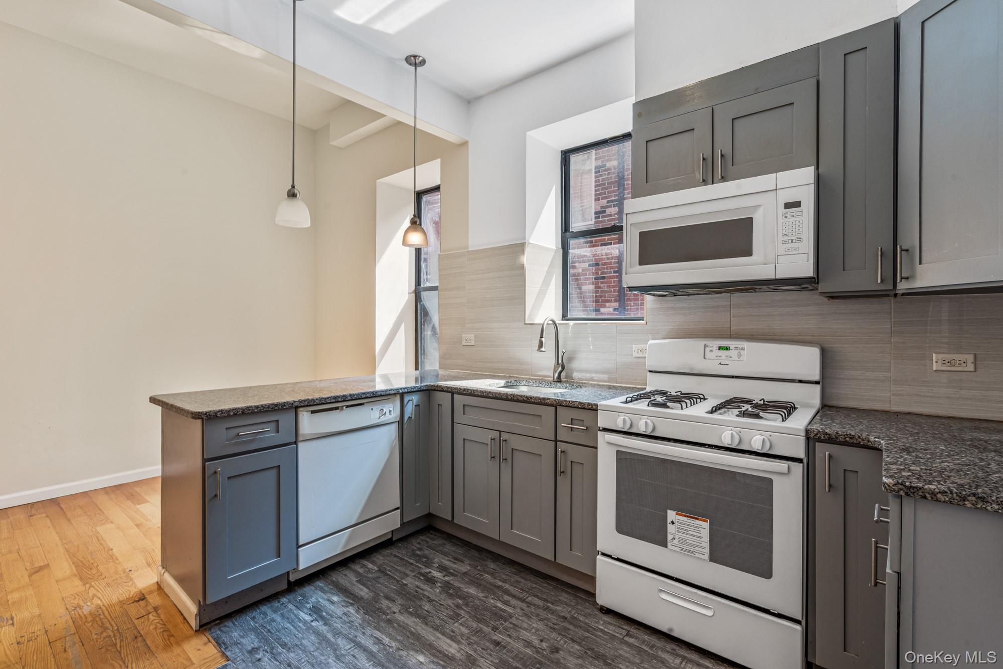 #18 photo, 100-15 34th Avenue, クイーンズ区 Corona , NY 11368