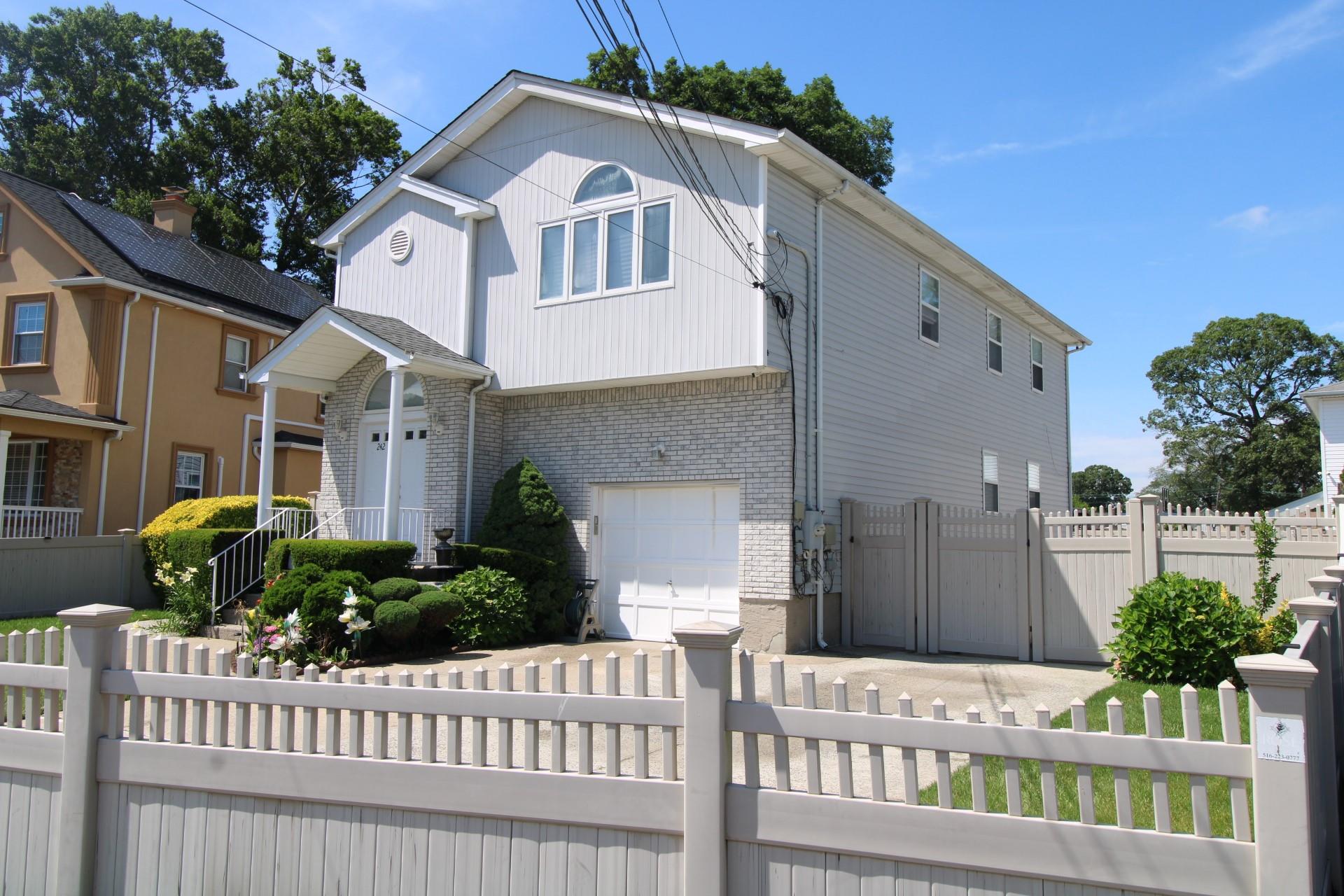 #1 photo, 242 W Centennial Avenue, 長島 Roosevelt , NY 11575