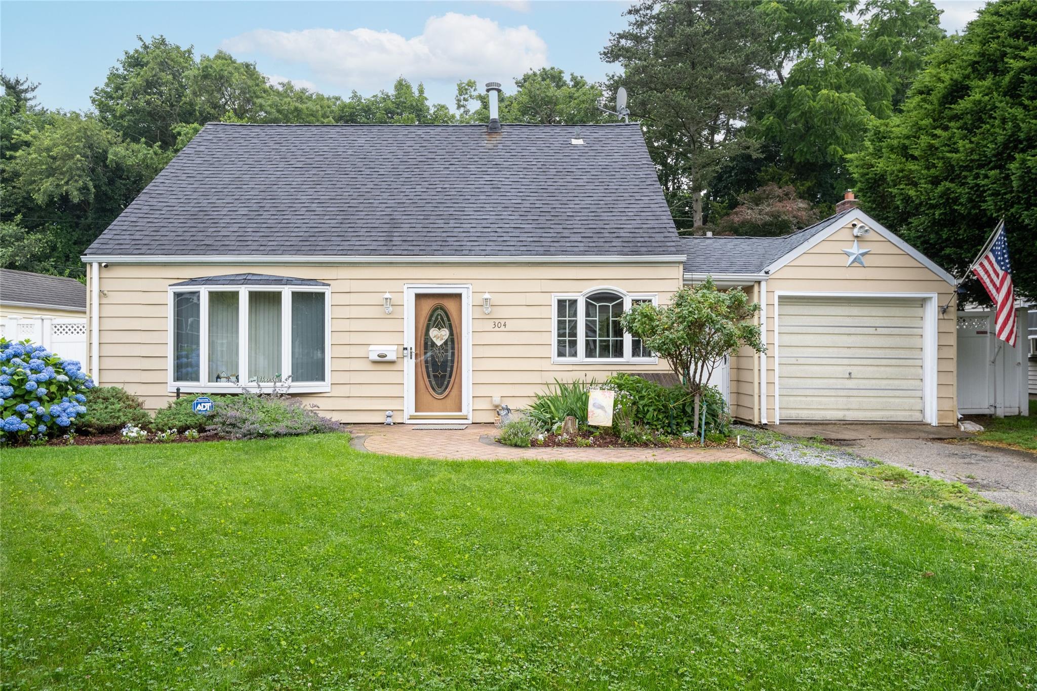 #1 photo, 304 Jamaica Boulevard, ناسو Carle Place , NY 11514