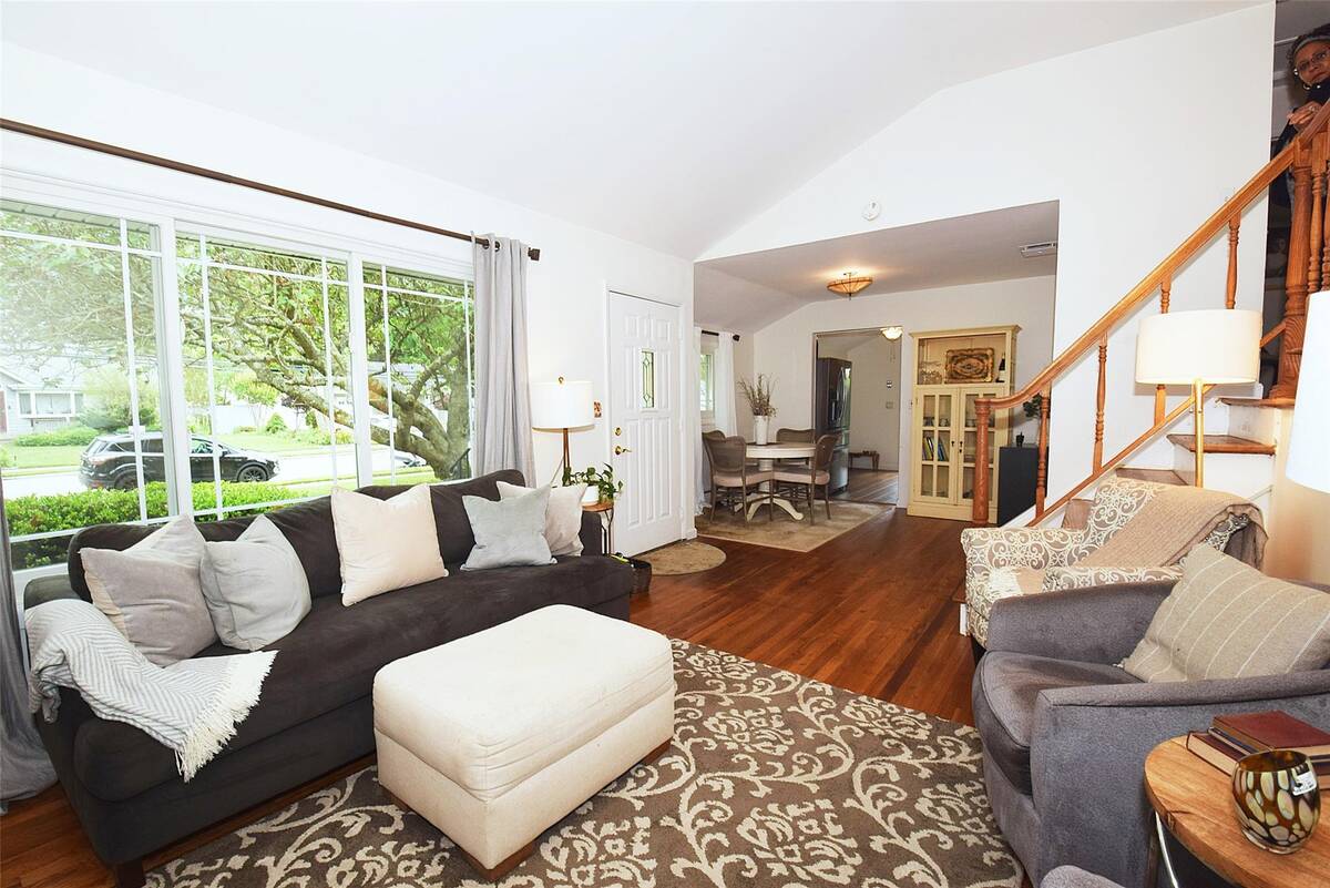 #1 photo, 986 Gardiner Drive, سوفولك Bay Shore , NY 11706