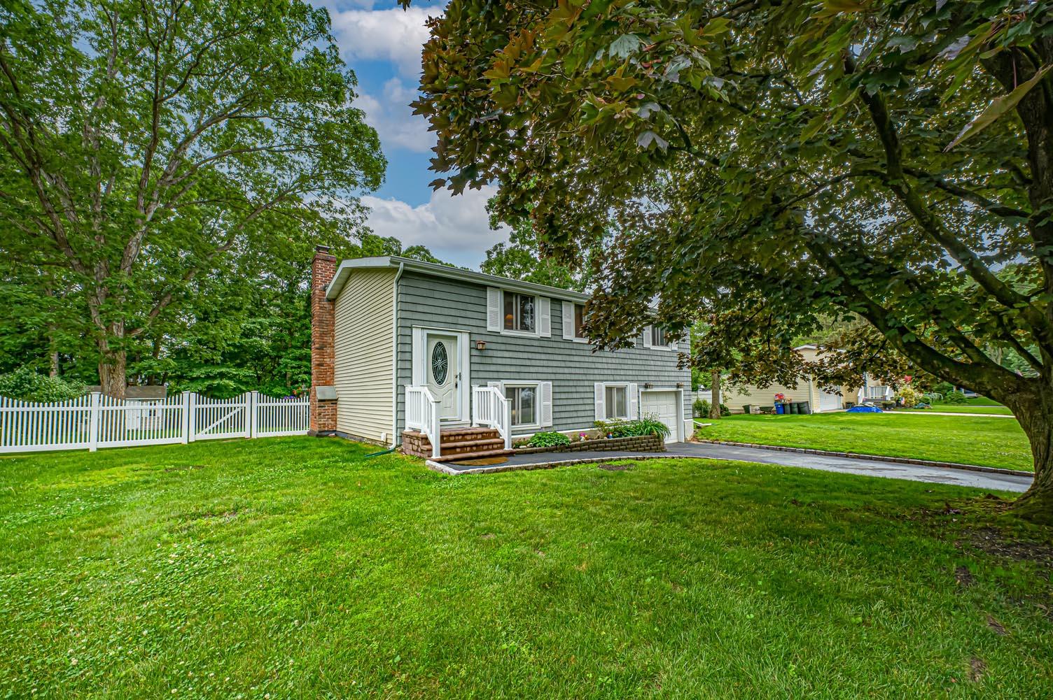 #1 photo, 4 Mayflower Lane, سوفولك East Setauket , NY 11733