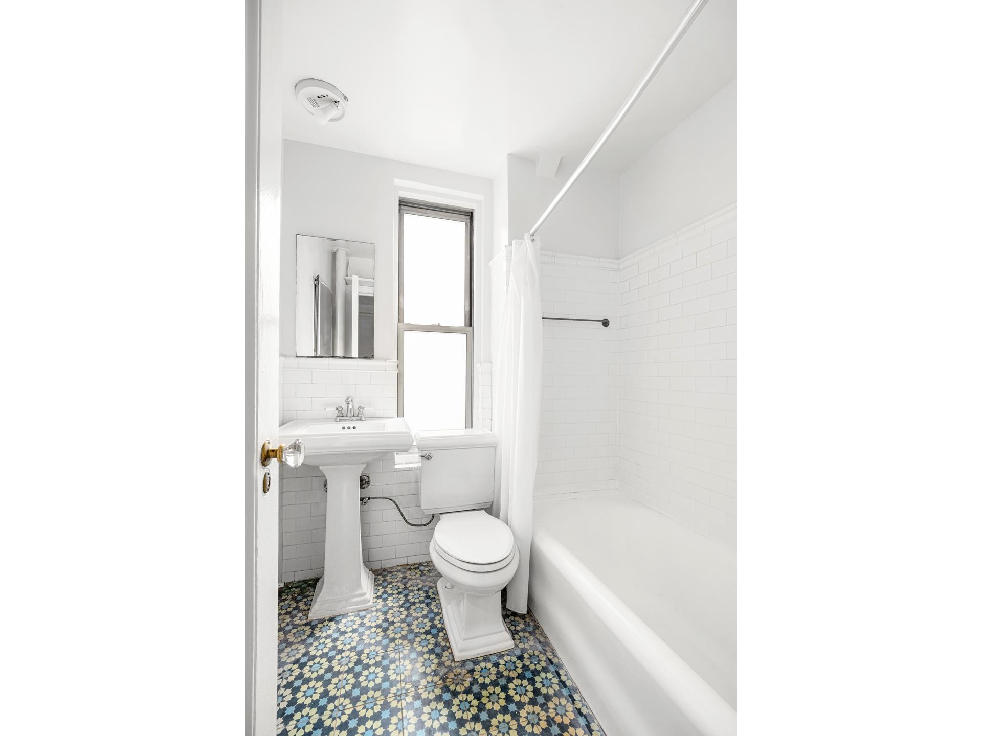 #6 photo, 325 W 45TH Street, マンハッタン Hells Kitchen , NY 10036