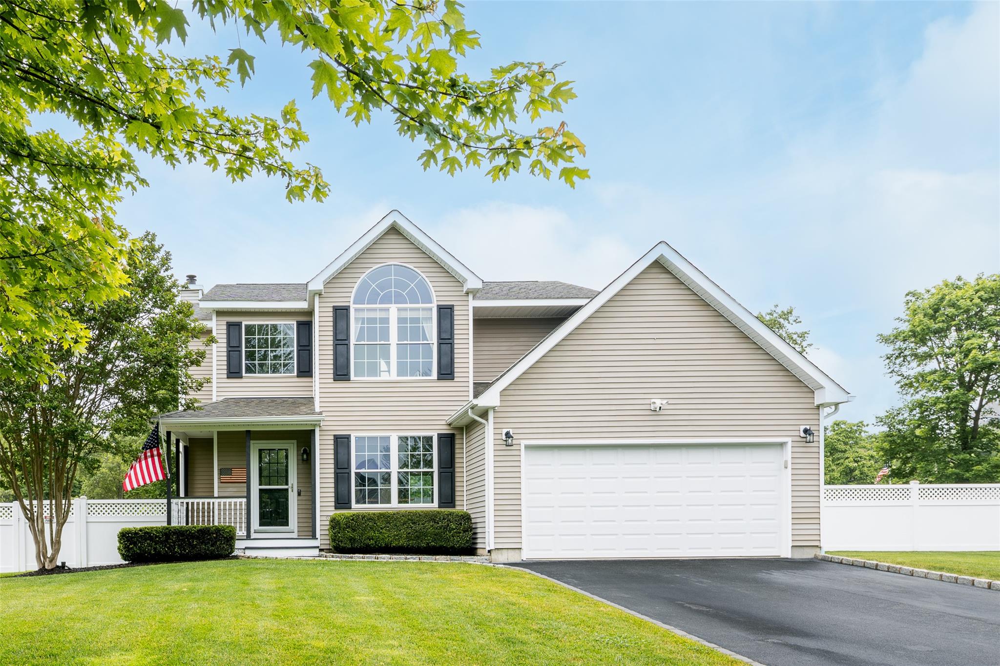 #1 photo, 6 Danamarie Lane, سوفولك East Patchogue , NY 11772