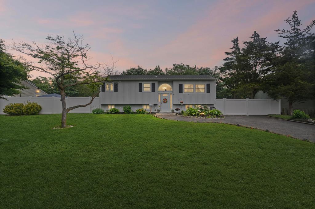 #1 photo, 3115 Heather Avenue, سوفولك Medford , NY 11763