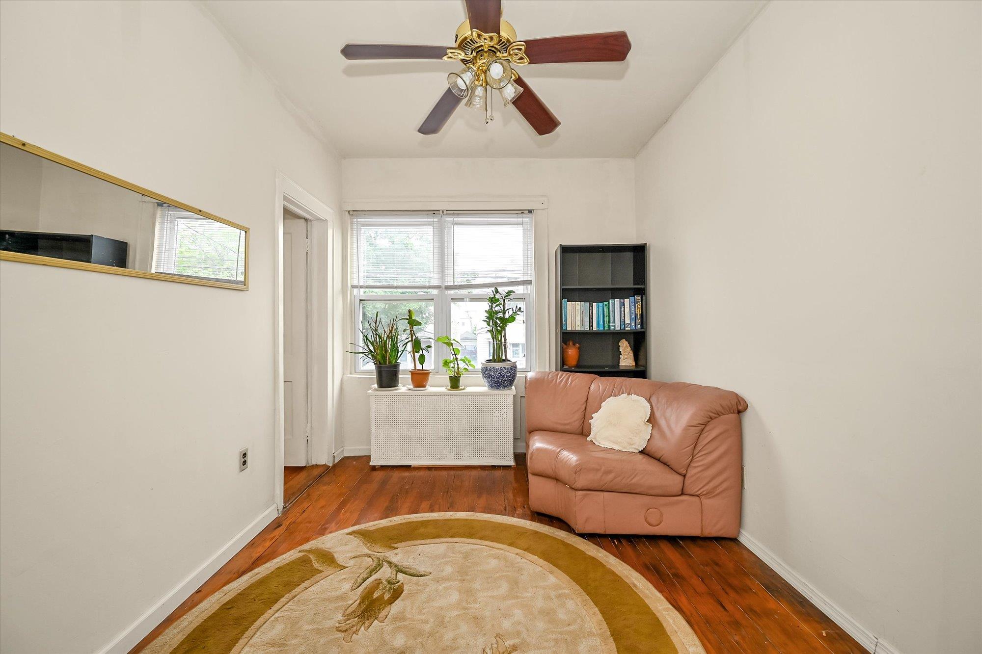 #12 photo, 23-16 101st Street, クイーンズ区 East Elmhurst , NY 11369