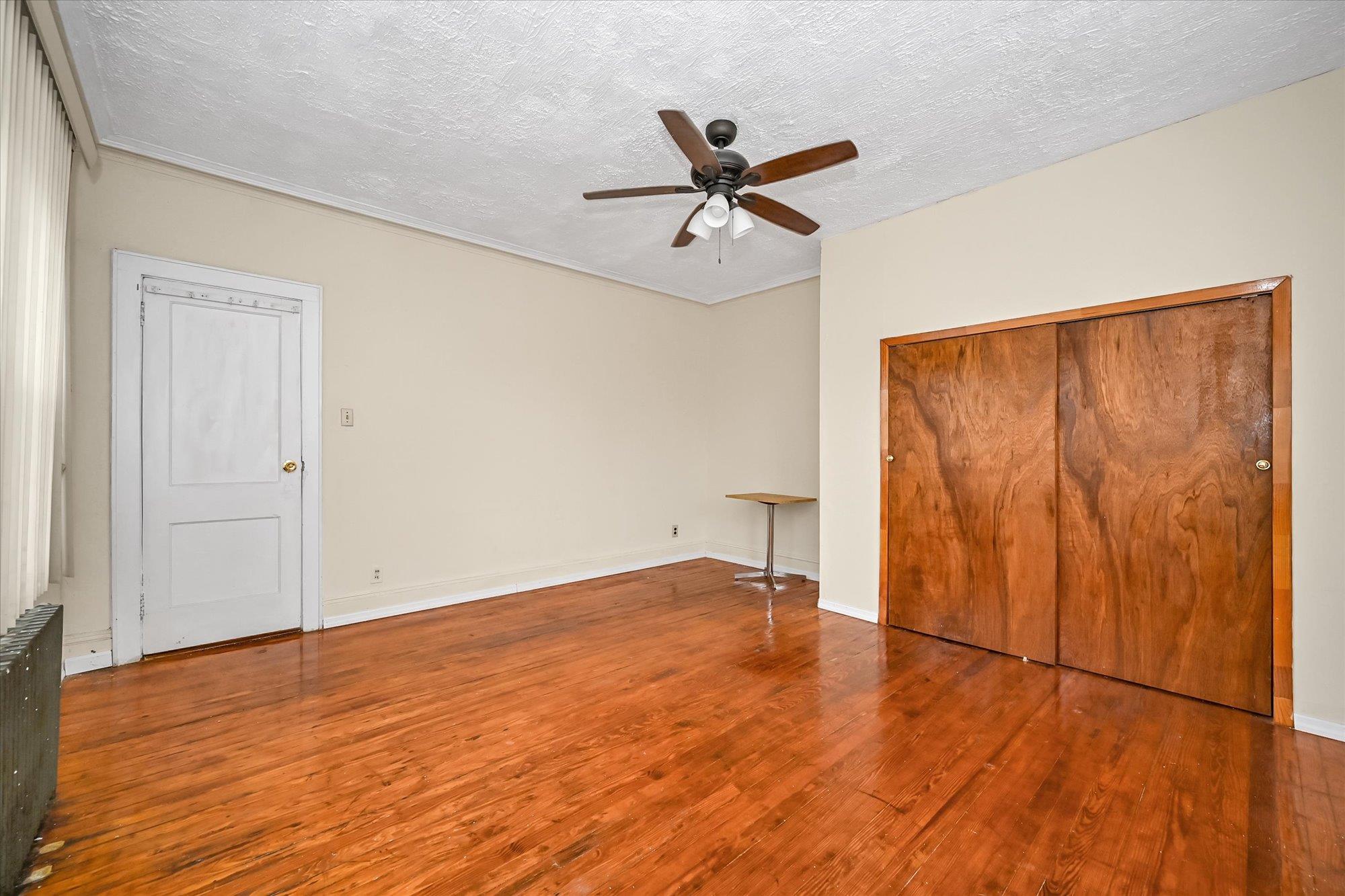 #13 photo, 23-16 101st Street, クイーンズ区 East Elmhurst , NY 11369