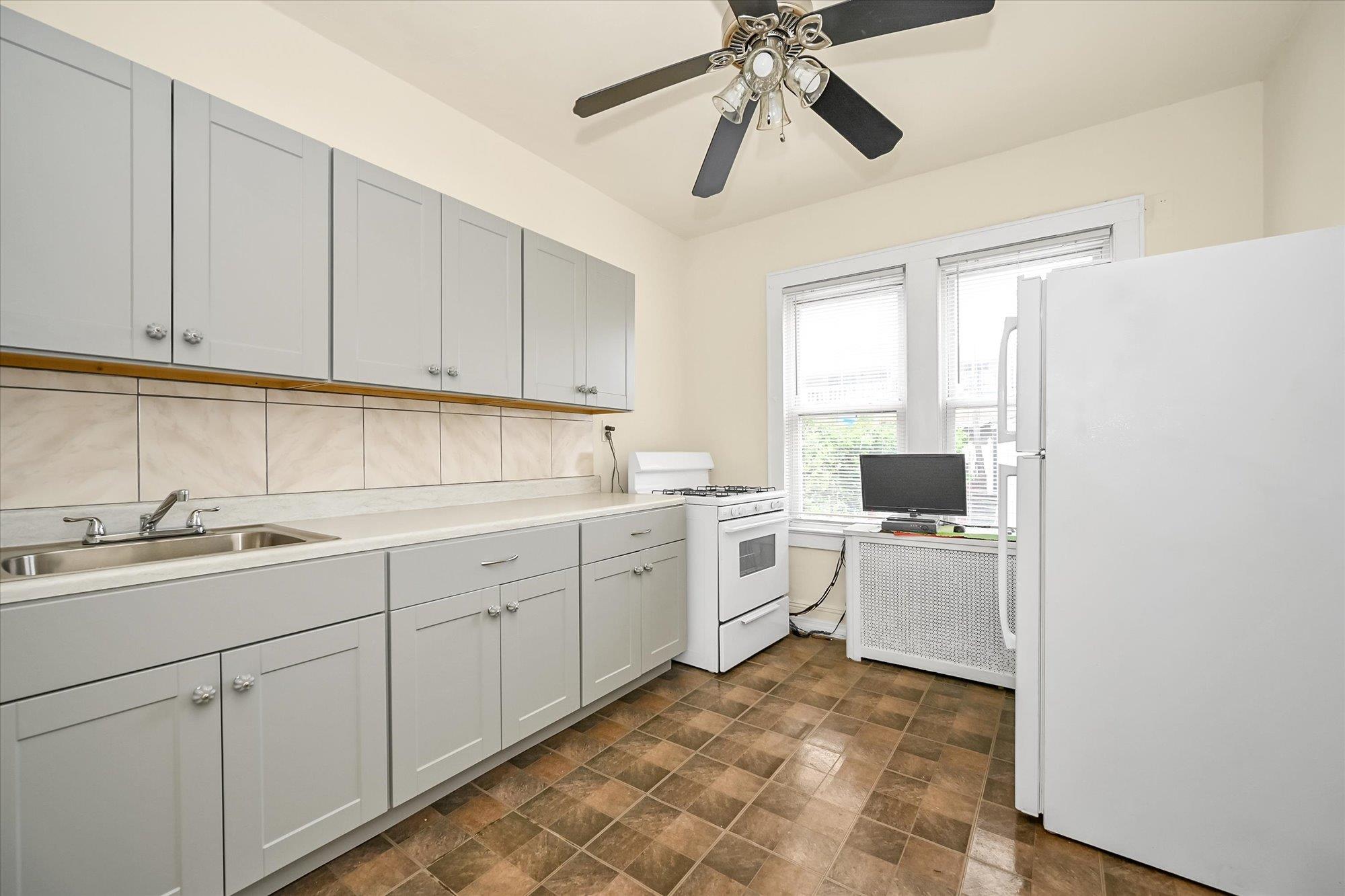 #18 photo, 23-16 101st Street, クイーンズ区 East Elmhurst , NY 11369