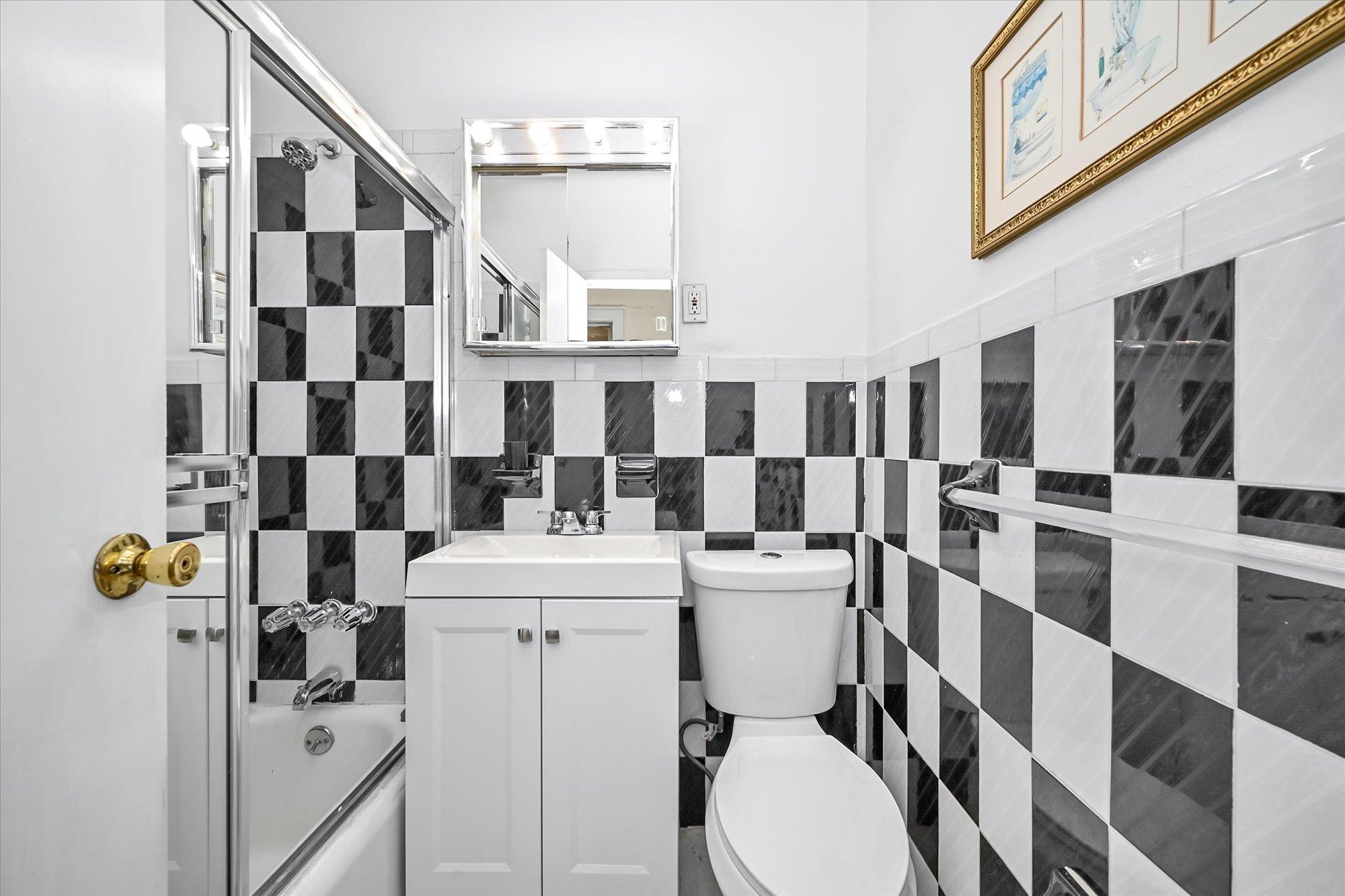 #19 photo, 23-16 101st Street, クイーンズ区 East Elmhurst , NY 11369