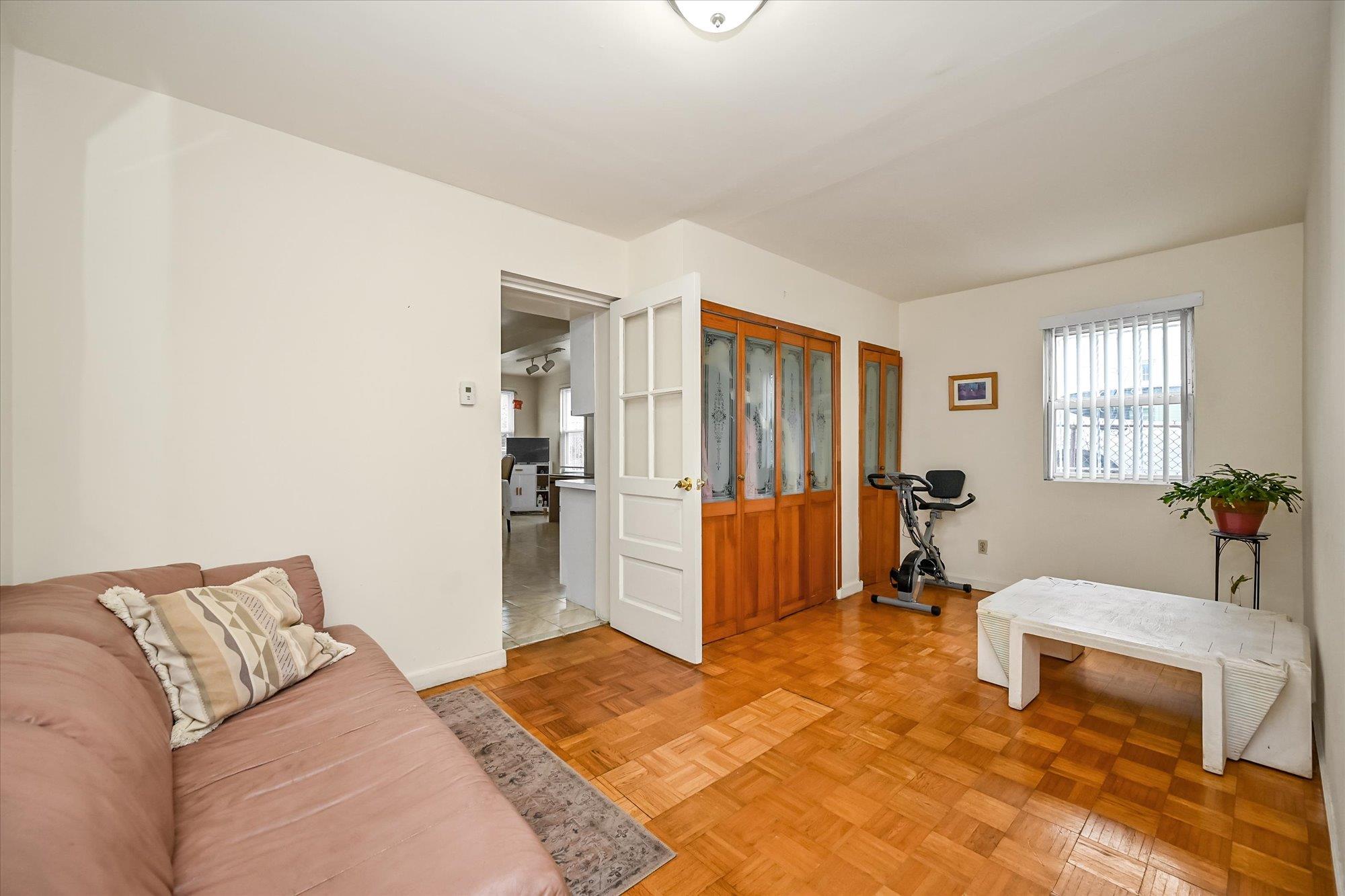 #5 photo, 23-16 101st Street, クイーンズ区 East Elmhurst , NY 11369