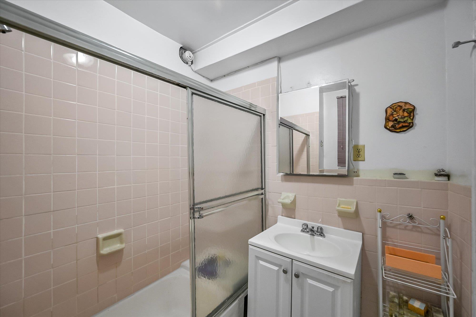 #9 photo, 23-16 101st Street, クイーンズ区 East Elmhurst , NY 11369