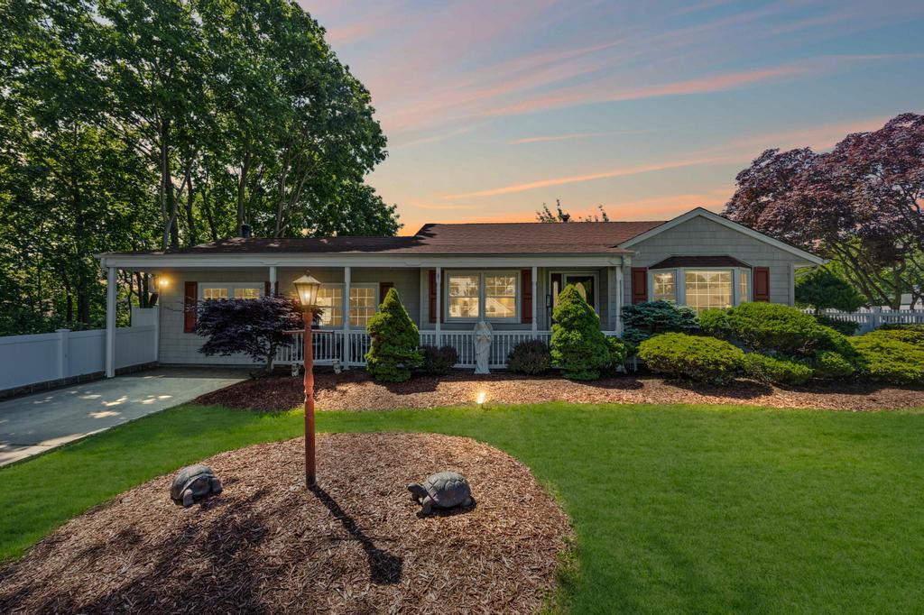 #1 photo, 413 Albert Street, سوفولك Lindenhurst , NY 11757