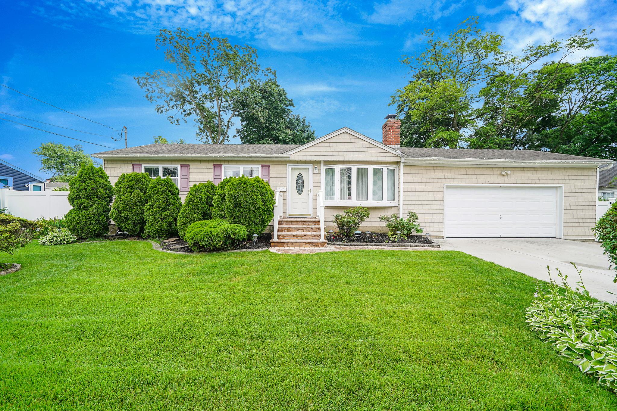 #1 photo, 53 1st Street, 東長島 Brentwood , NY 11717