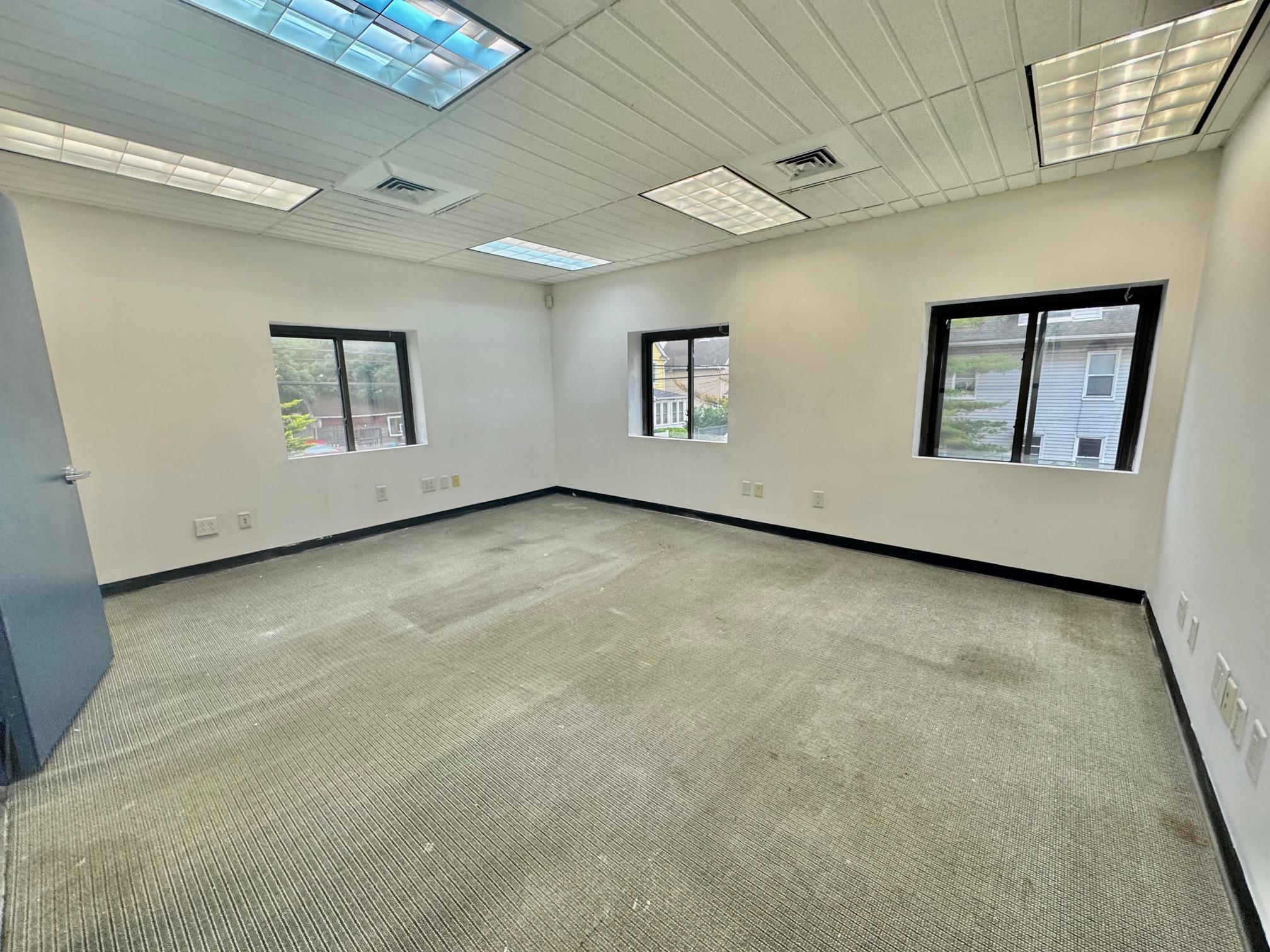 #17 photo, 130 Sheridan Boulevard, ナッソー郡 Inwood , NY 11096