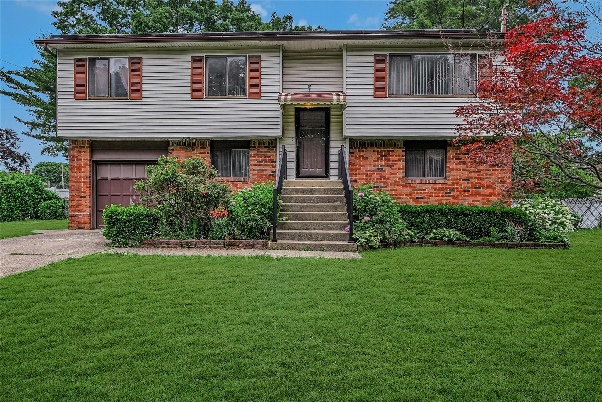 #1 photo, 103 Lakeway Drive, سوفولك West Babylon , NY 11704