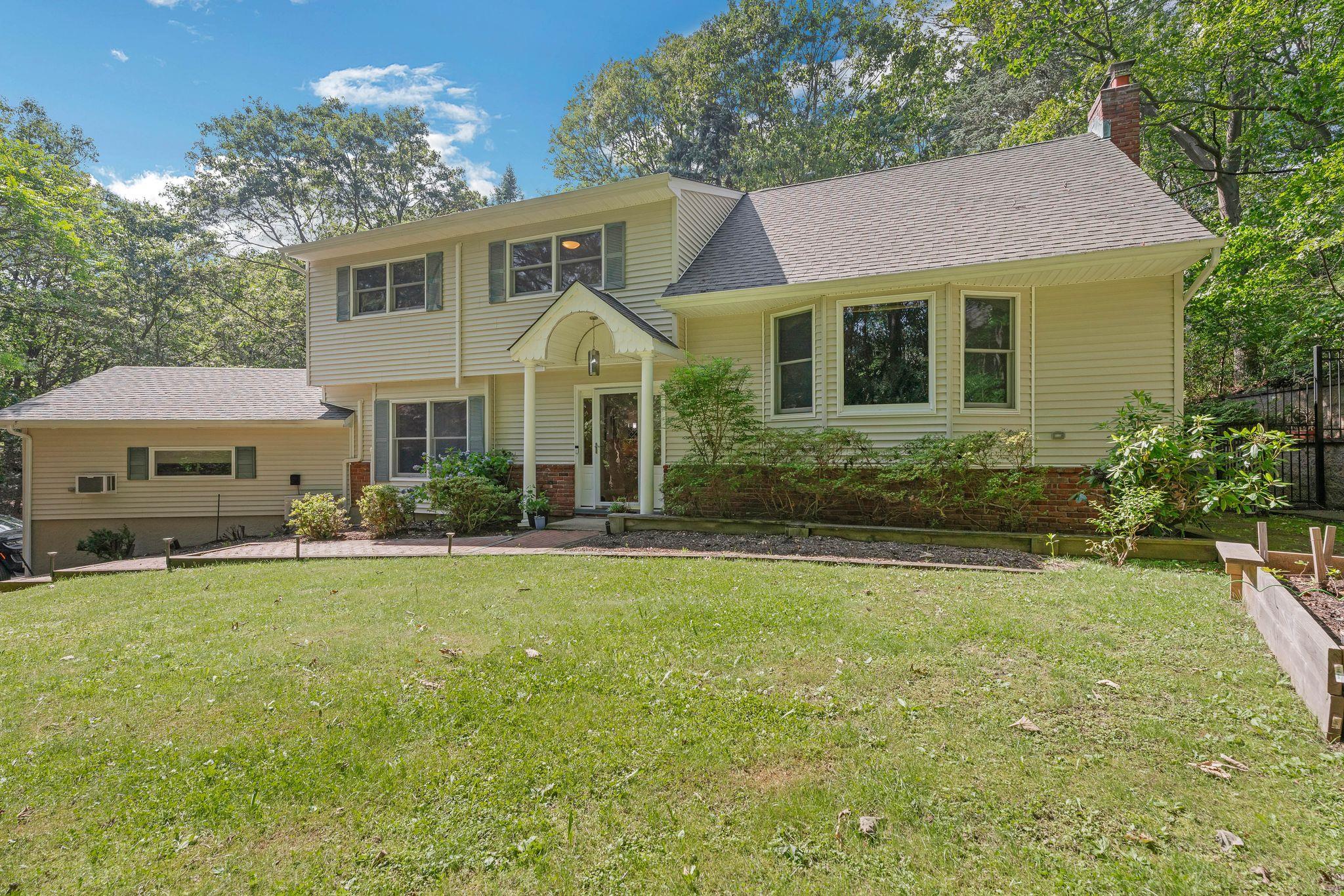 #1 photo, 23 Whistler Hill Lane, Elwood , NY 11743