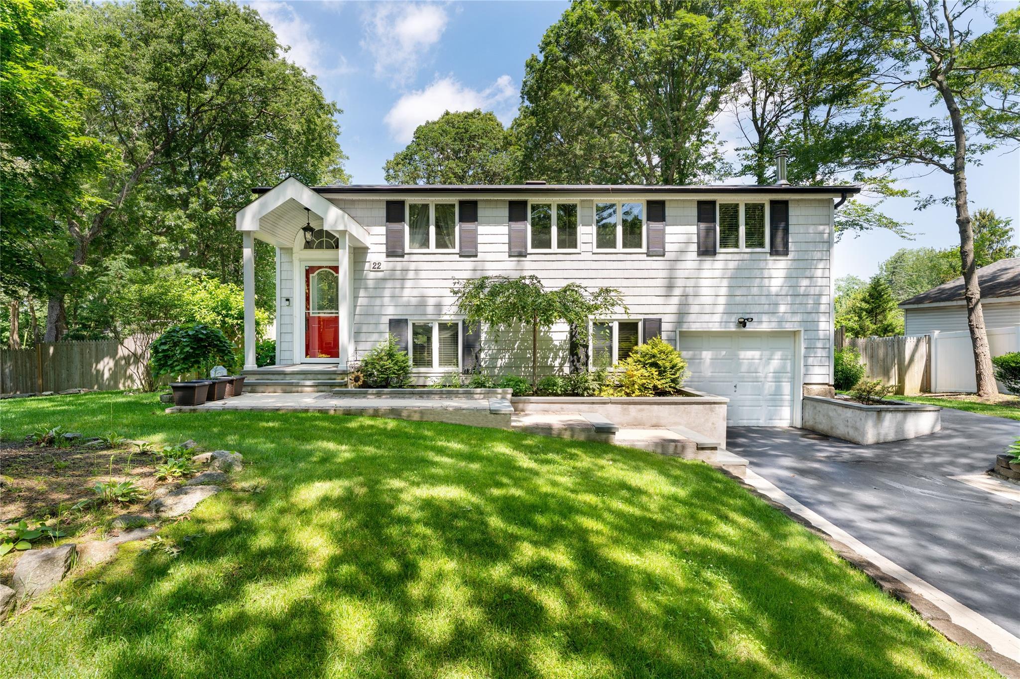 #1 photo, 22 Woodchuck Lane, سوفولك East Setauket , NY 11733