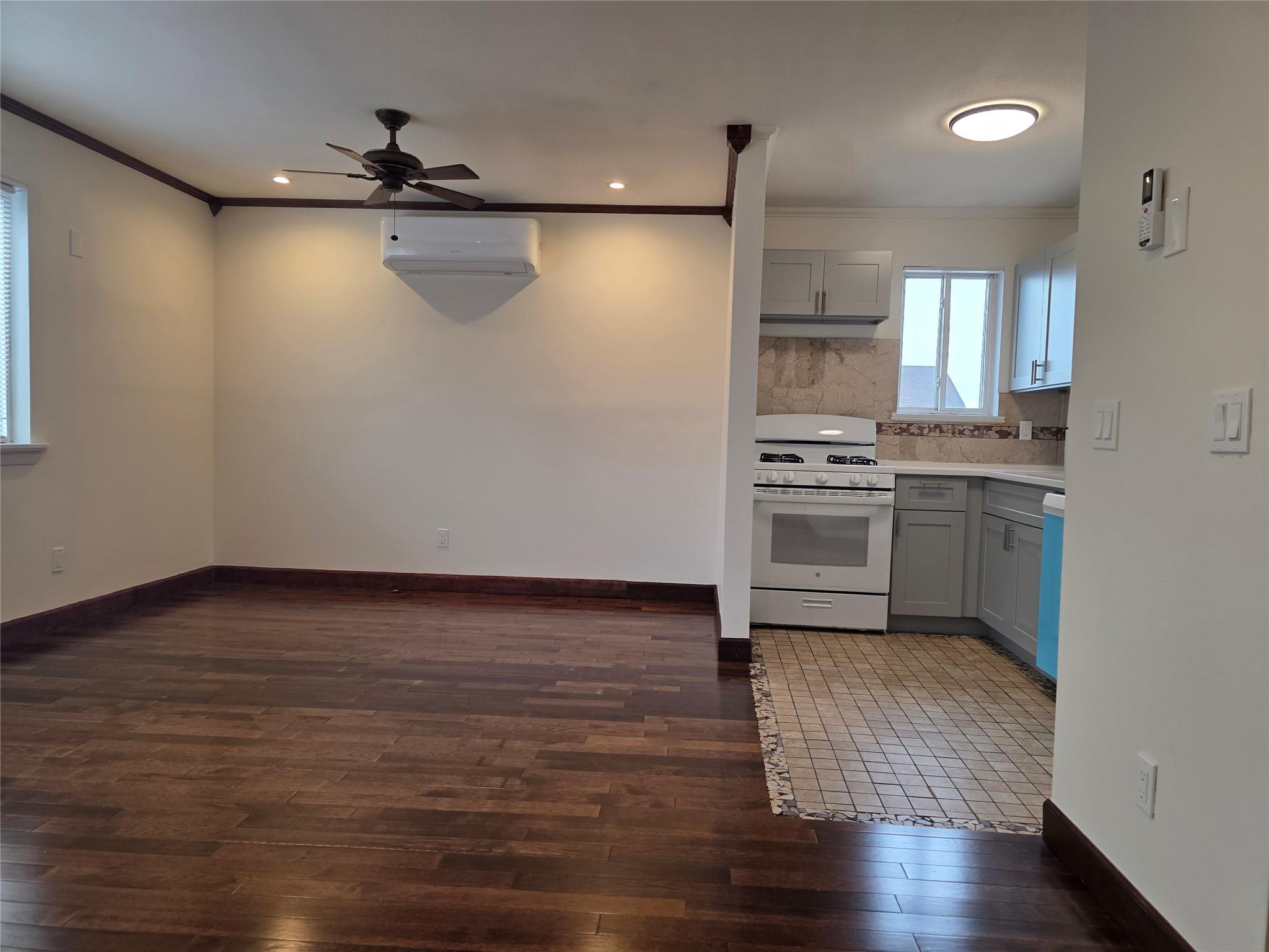 #1 photo, 125 Whiteplains Road, برونكس Bronx , NY 10473