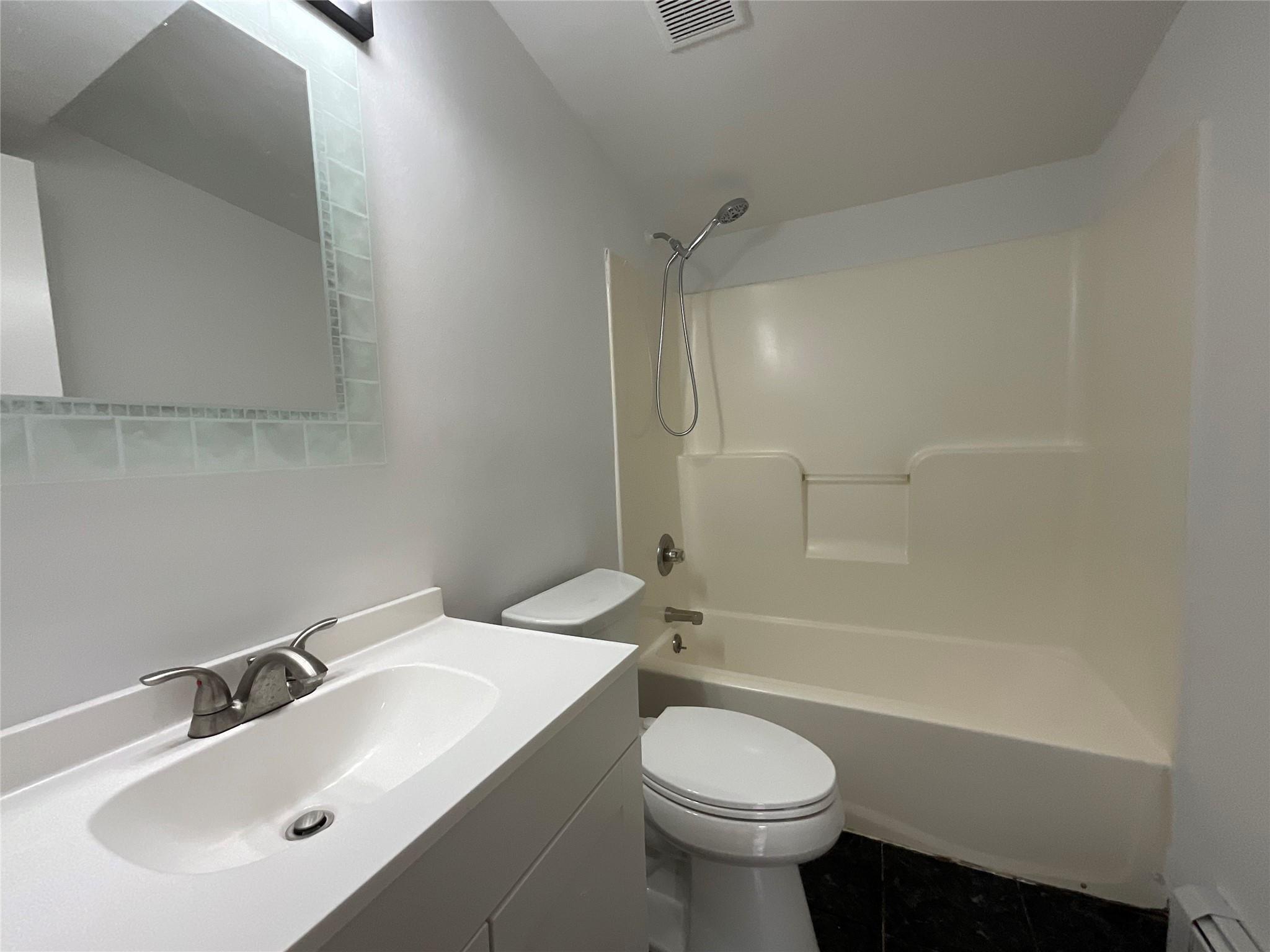 #8 photo, 308 East Avenue, サフォーク郡 Riverhead , NY 11901